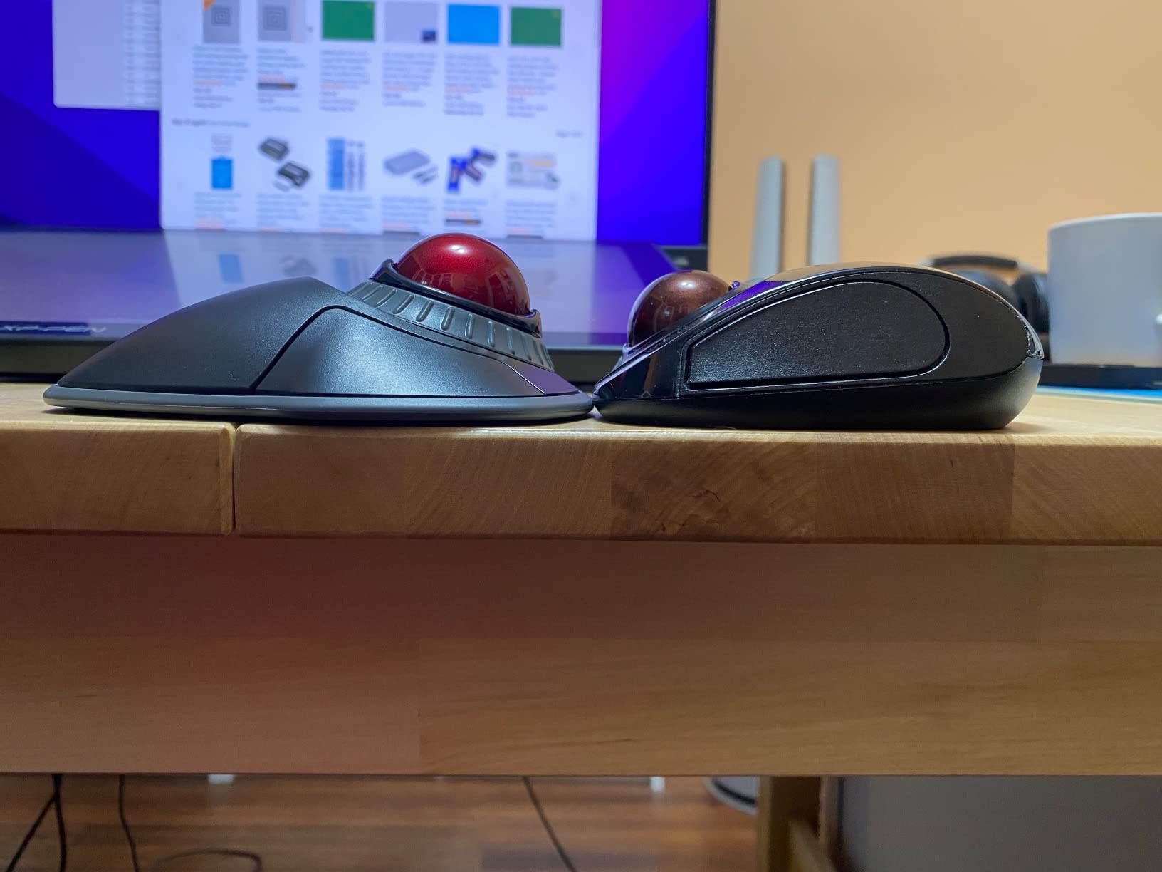 Kensington Orbit Wireless Trackball with Scroll Ring - Black-Red (K70990WW), customer photo 2