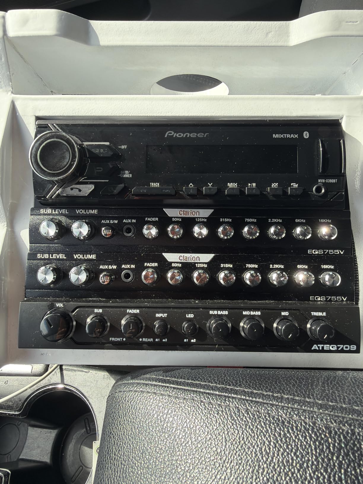 Autotek ATEQ709 4-Band Audio Equalizer with Built-in 2-Way Crossover, 9 Volts, 1/2 DIN, re-amp EQ with Front/Rear Active Crossover, and Selectable 12dB high-Pass Crossover, Black customer photo 2