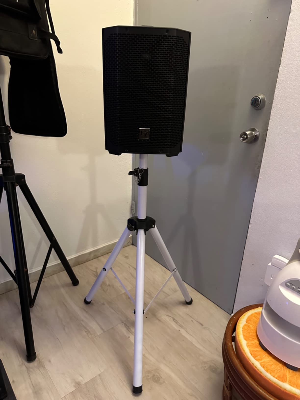 Electro-Voice Everse 8 Battery Powered Weatherized PA Speaker (Black) | Powered Loudspeaker with Bluetooth Audio and Control Black customer photo 1