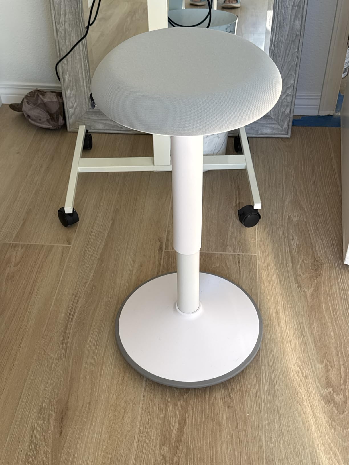 Standing Desk Stool Chair, Height Adjustable Stool 21-31 inch for Office and Classroom, Swivel Stool, Anti-Slip Bottom Ergonomic Wobble Stool with Rocking Motion, Black customer photo 2