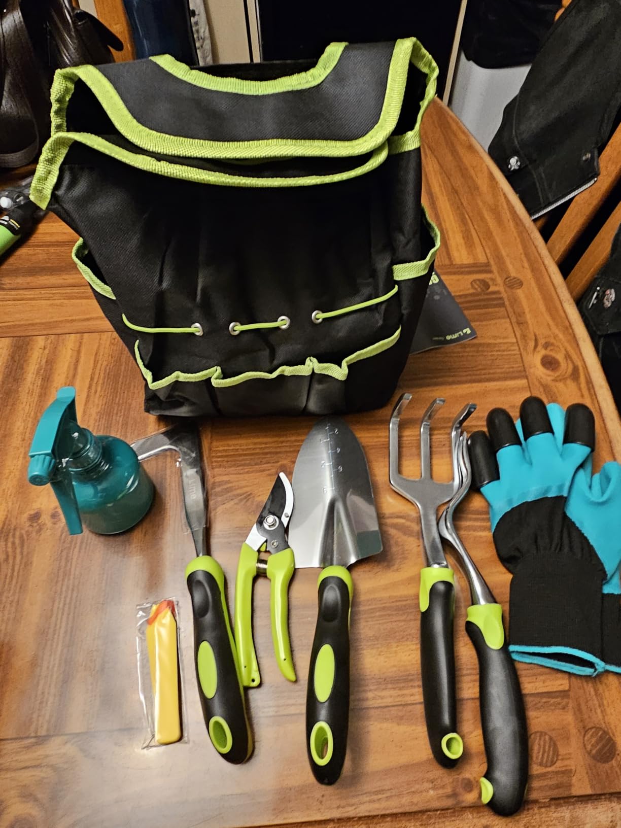 Heavy Duty Gardening Tools - Gardening Gifts for Women, Men, Mom, Dad - Durable, Ergonomic Garden Tools Set (Green) customer photo 2