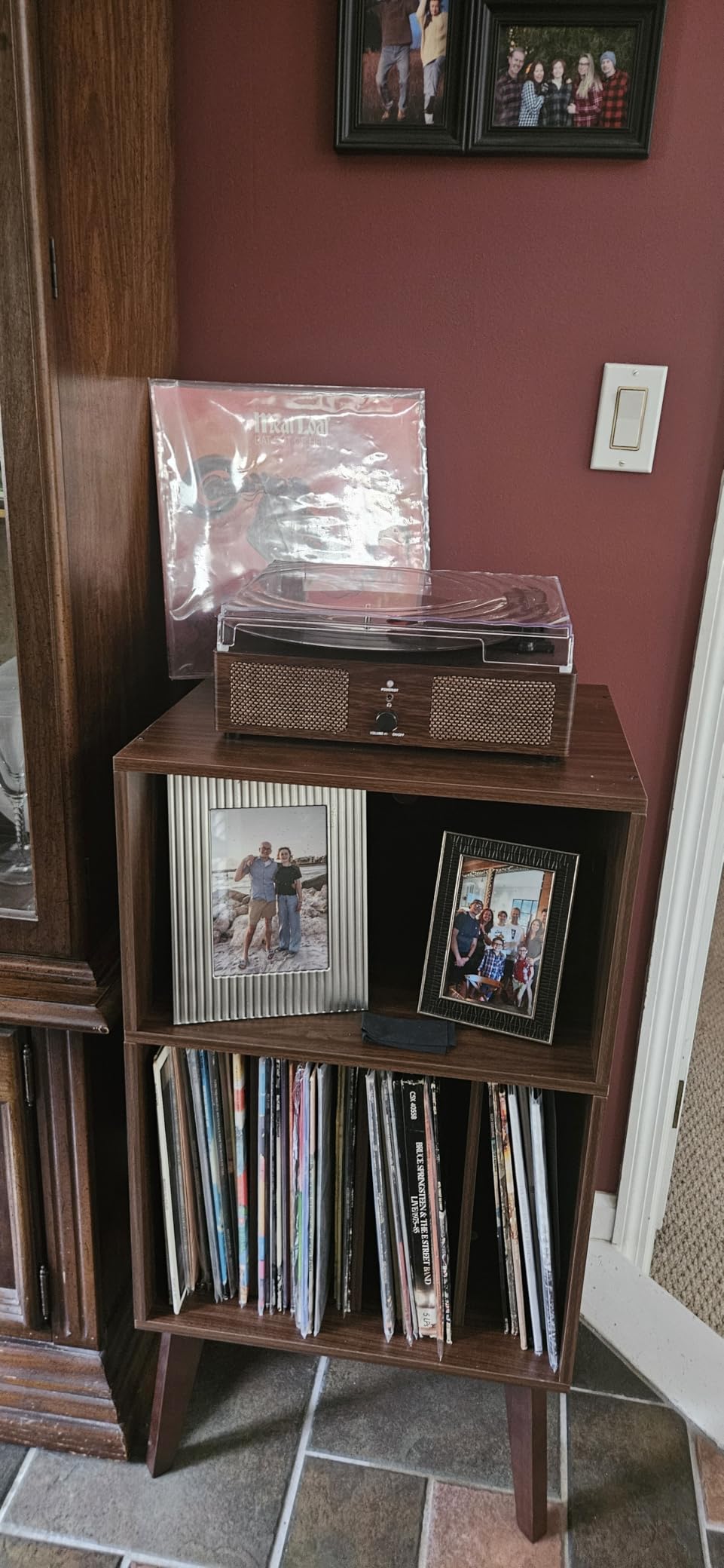 Lerliuo Record Player Stand, Walnut Turntable Stand Holds up to 160 Albums, Mid-Century Vinyl Storage Cabinet Table with Solid Wood Legs, Record Player Holder Display Shelf for Bedroom Living Room customer photo 1