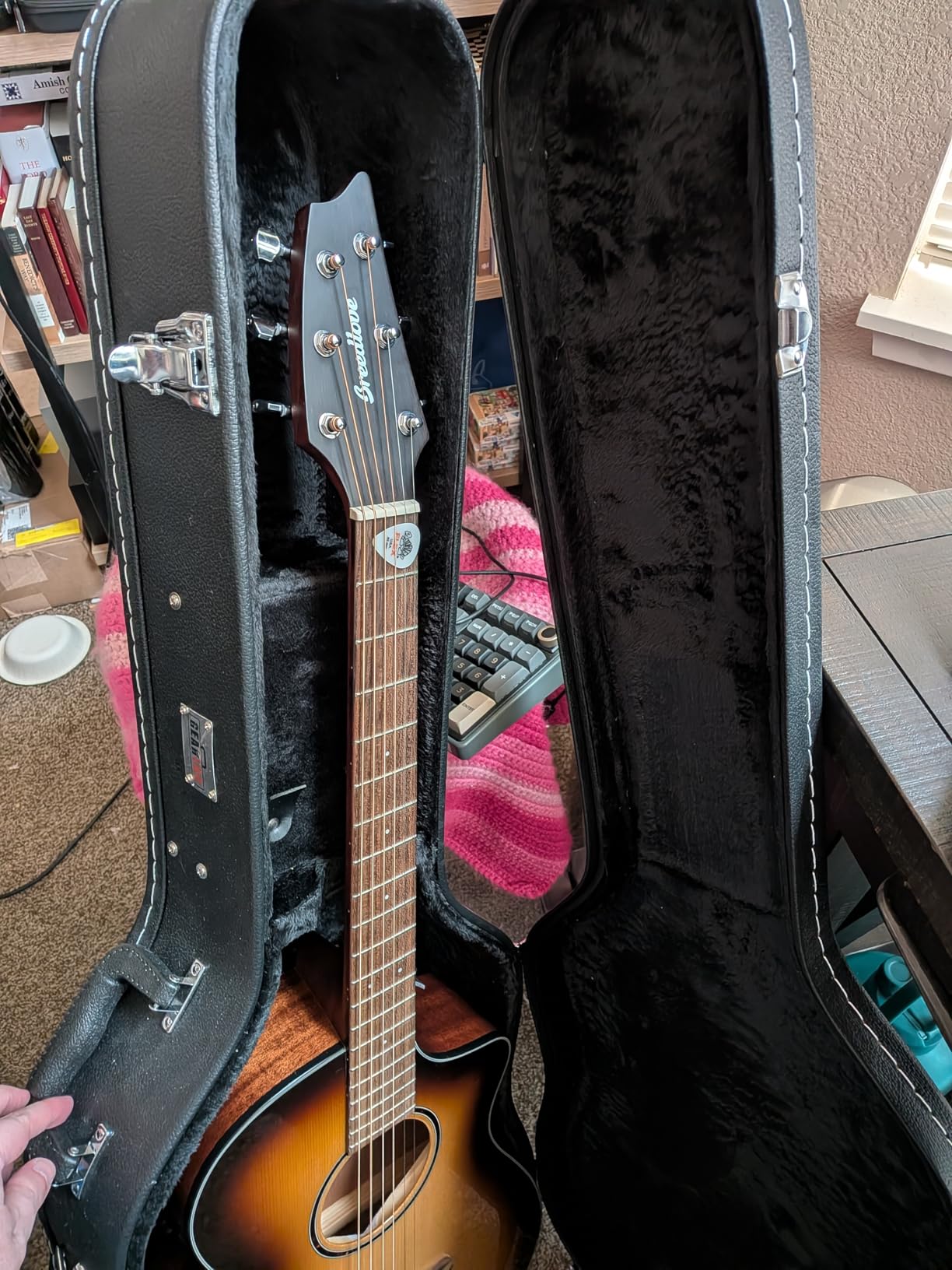 Gearlux Dreadnought Acoustic Guitar Hardshell Case with Accessory Compartment - Black customer photo 1