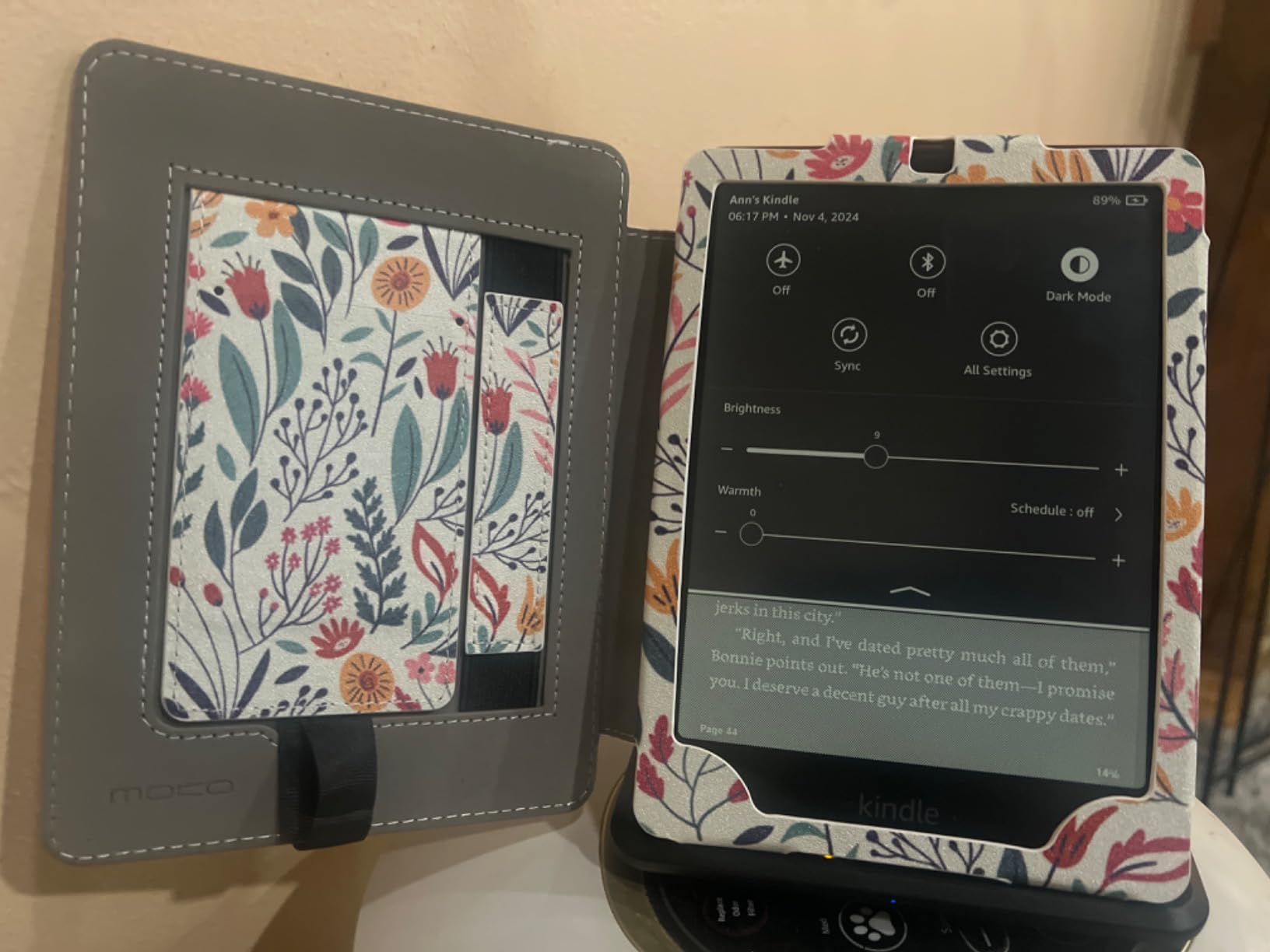 Amazon Kindle Paperwhite Signature Edition 32GB (newest model) - 20% faster with auto-adjusting front light, wireless charging, and weeks of battery life - Metallic Black customer photo 2