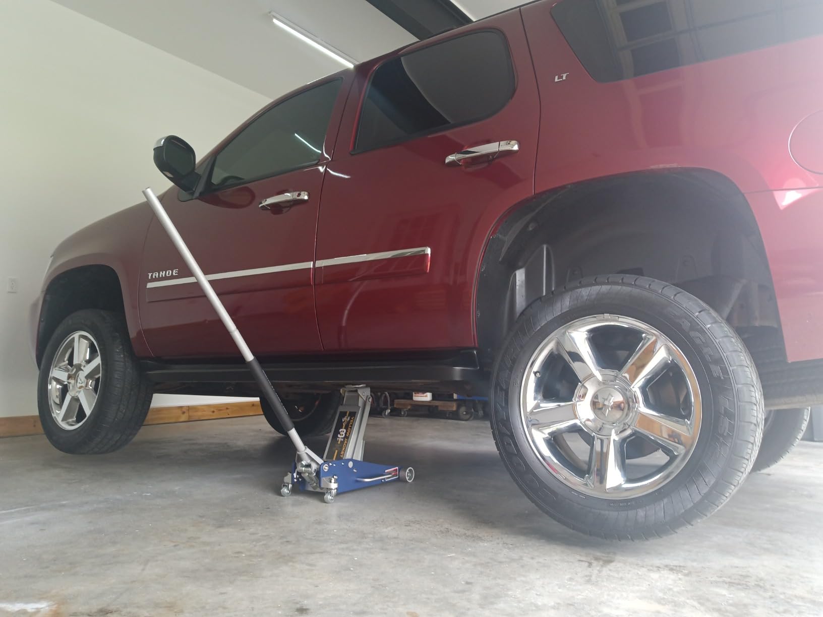 YELLOW JACKET Floor Jack 3 Ton Hydraulic Low Profile Aluminum and Steel Racing Car Jack with Fast Lifting Dual Pump for SUV,Truck, MVP,6600 lbs Capacity customer photo 1