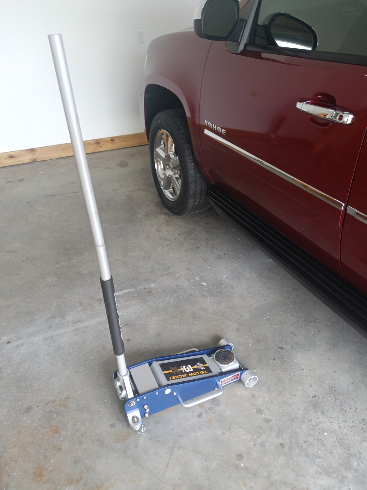 YELLOW JACKET Floor Jack 3 Ton Hydraulic Low Profile Aluminum and Steel Racing Car Jack with Fast Lifting Dual Pump for SUV,Truck, MVP,6600 lbs Capacity customer photo 2