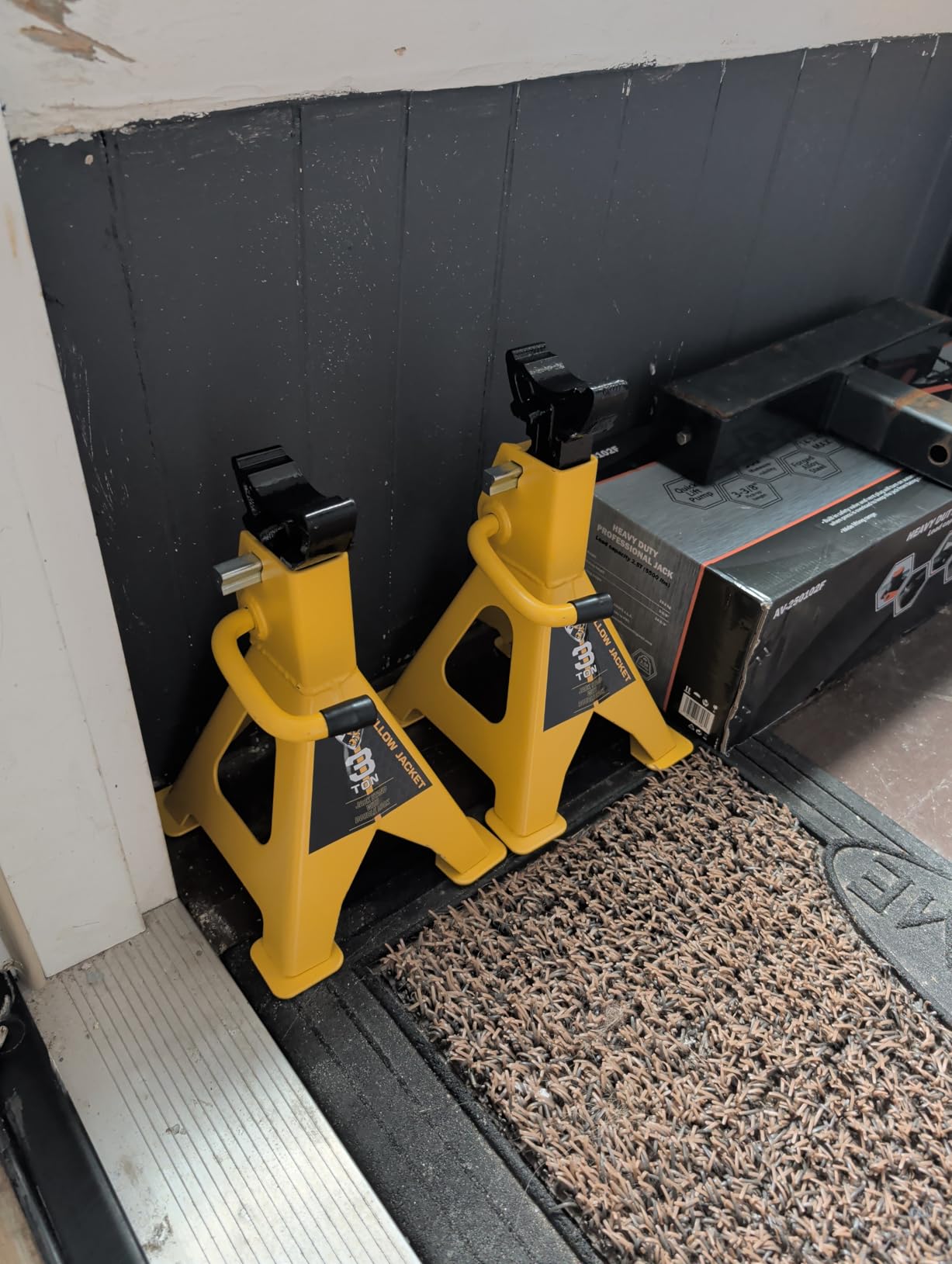 YELLOW JACKET Car Jack Stands 3 Ton with Double Locking and Large Foot Base for Lifting SUVS, Heavy Duty Steel, 6600 lb Capacity, 1 Pair, Yellow customer photo 2
