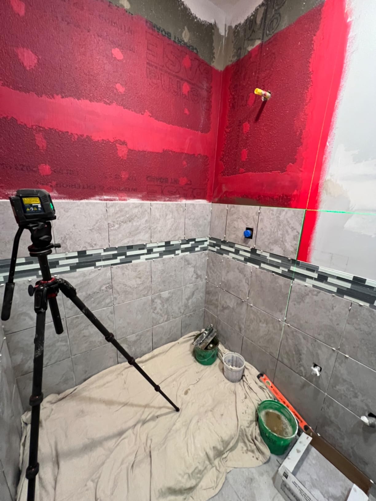 BOSCH GLL50-20G 50 Ft Green-Beam Self-Leveling Cross-Line Laser Level | laser measuring tool accuracy, self-leveling, IP55 durable, includes integrated magnetic mount, 2 AA Batteries & Soft Pouch customer photo 1