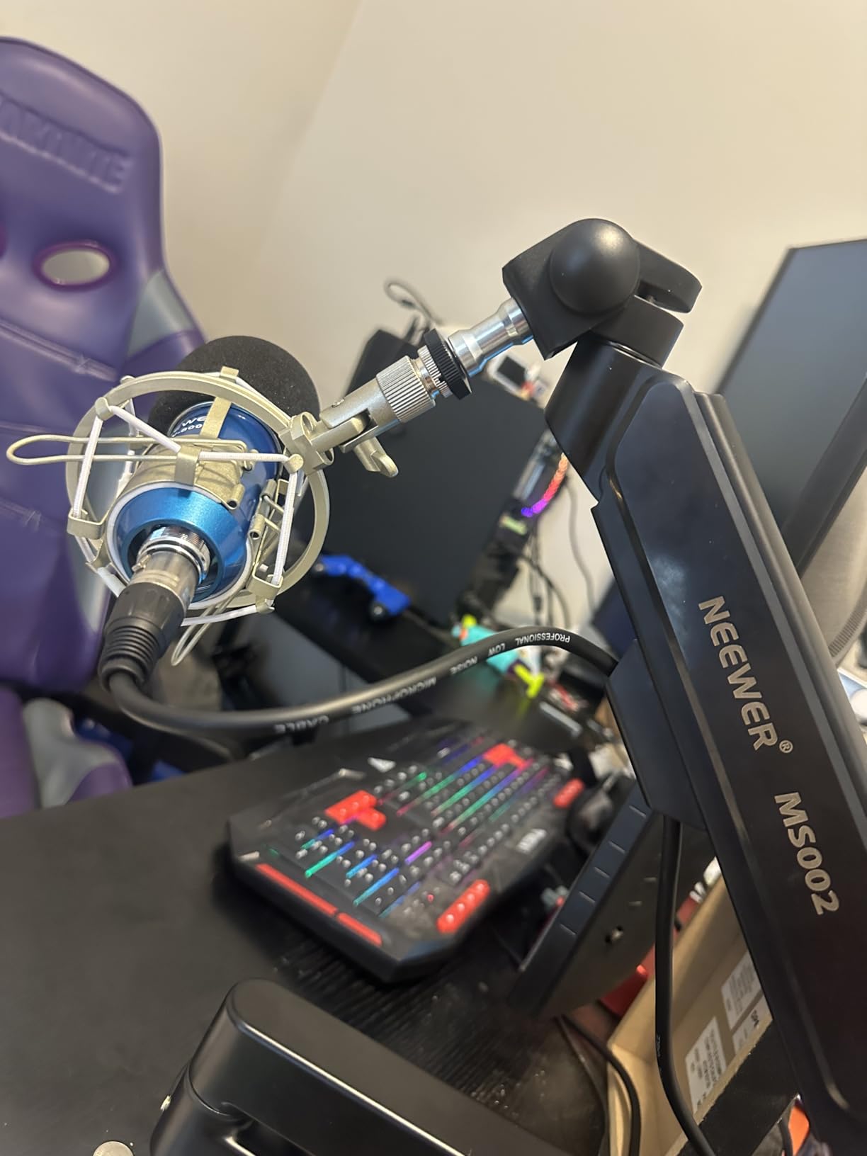 NEEWER Low Profile Mic Arm Desk Mount, 360° Swivel Boom Arm with Pneumatic Damping Adjustable, Cable Management, Compatible with Shure MV7 SM7B Blue Yeti Gaming Streaming Podcast Microphone, MS002 customer photo 1