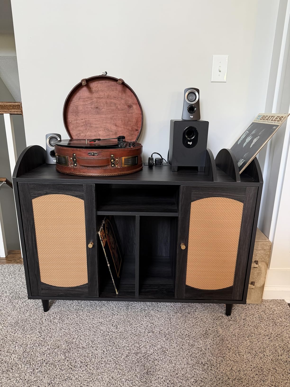 BELLEZE Mid-Century Record Player Stand, Rattan Vinyl Storage Cabinet for 350+ Albums, Turntable Table with Power Outlet, Media Console Music Station for Living Room, Office - Brown customer photo 2