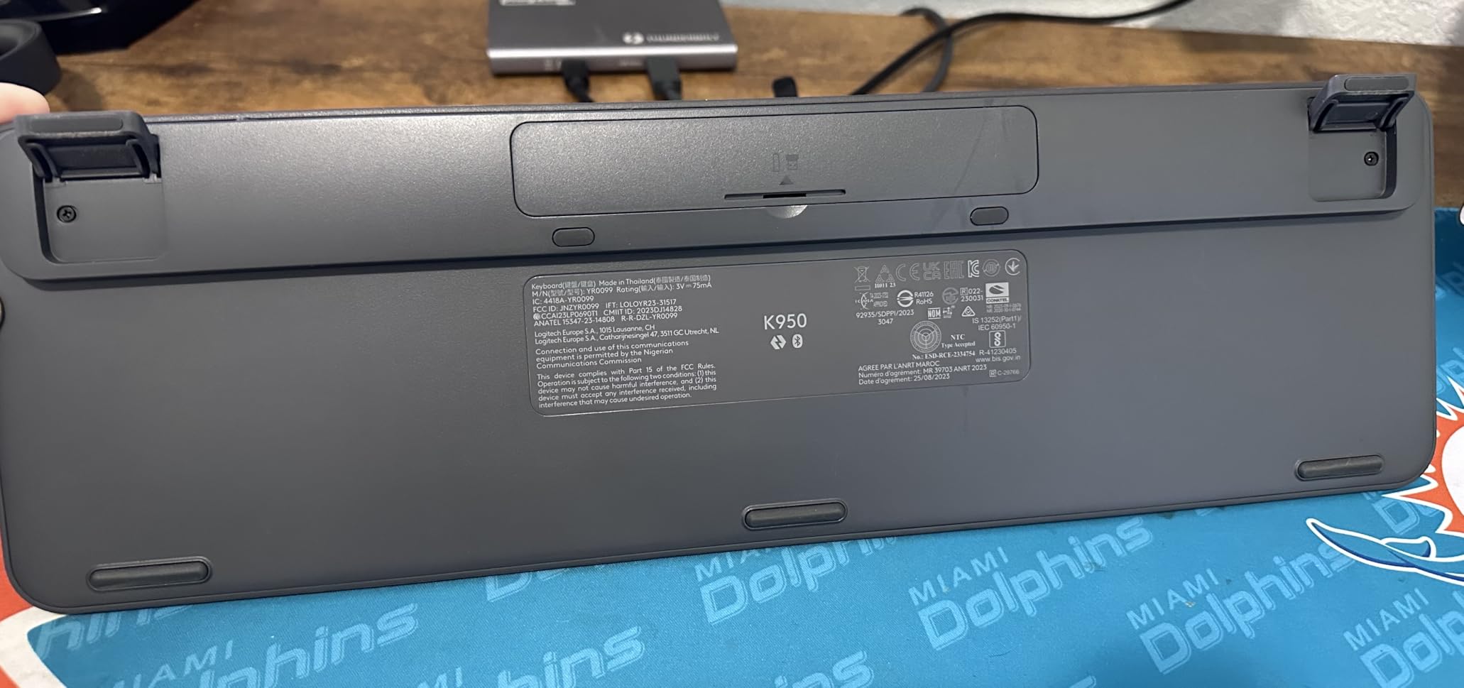 Logitech Signature Slim K950 Wireless Keyboard with Quiet Typing - Graphite customer photo 2