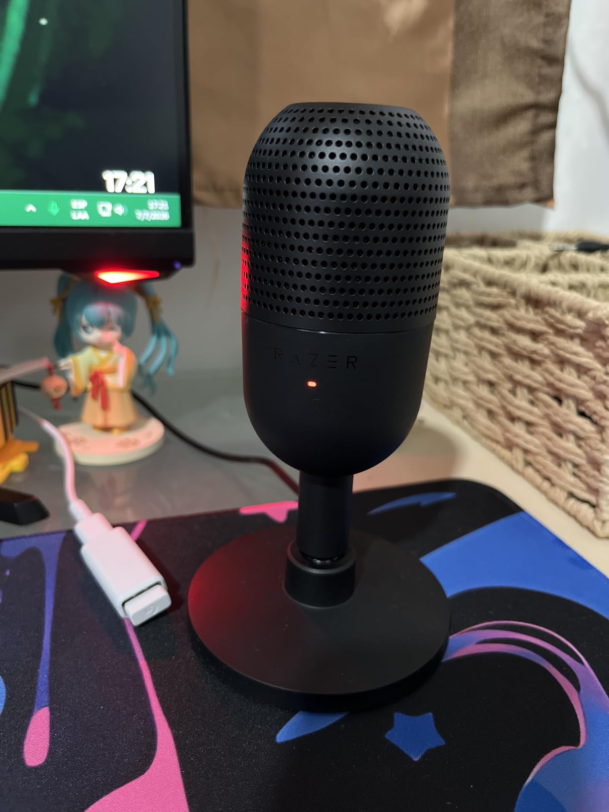 Razer Seiren V3 Mini USB Microphone, Supercardioid Condenser Mic, Black | Tap-to-Mute Sensor with LED Indicator, Shock Absorber, Ultra Compact, Works with OBS, Discord, Zoom, Teams customer photo 1