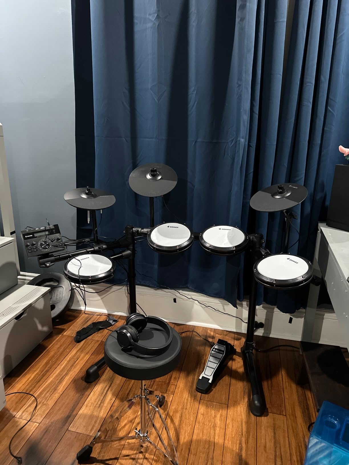 Electric Drums, Donner DED-200 LITE Electronic Drum Kit for Beginner with 450+ Sounds, USB MIDI, Quiet Mesh Pads, Throne, Headphones, Sticks and 40 Melodics Lessons customer photo 2
