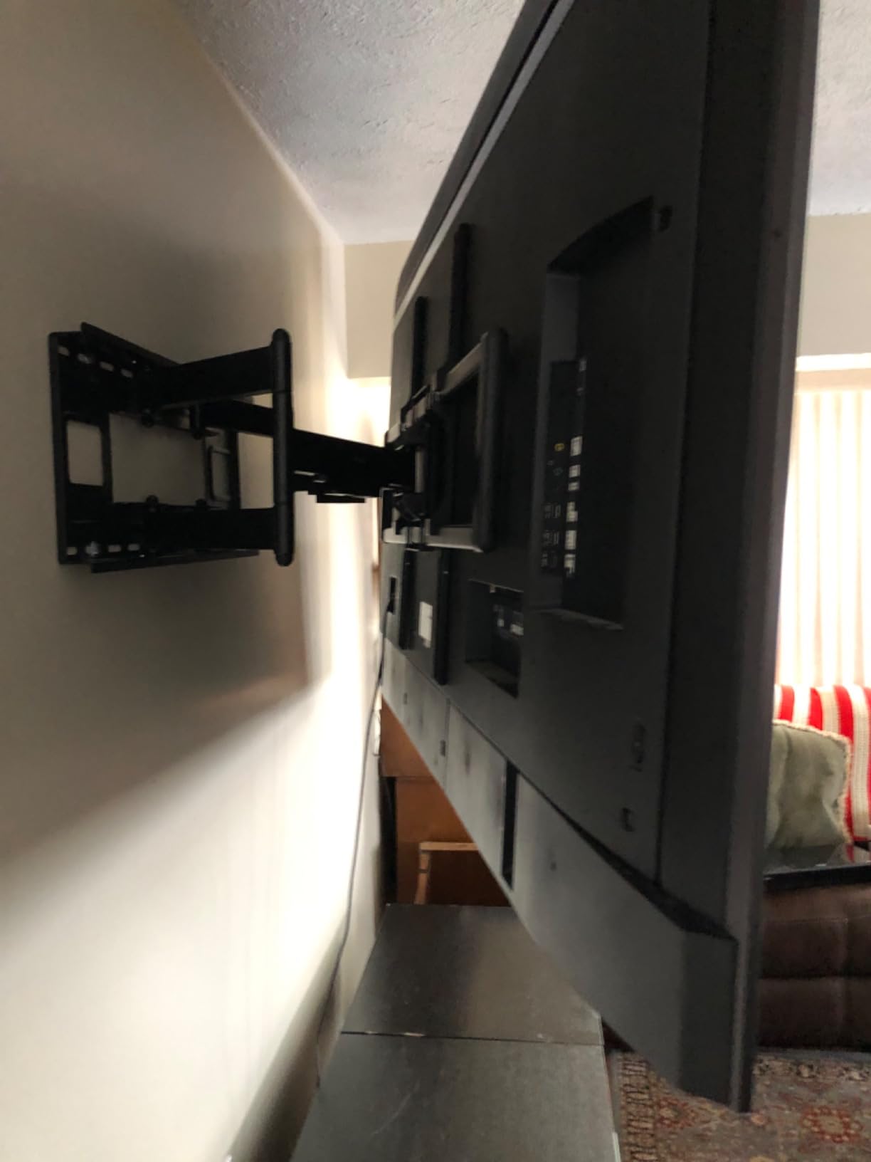 Mount-It! Heavy Duty XXL Full Motion TV Wall Mount for Extra Large TVs up to 264lb customer photo 1