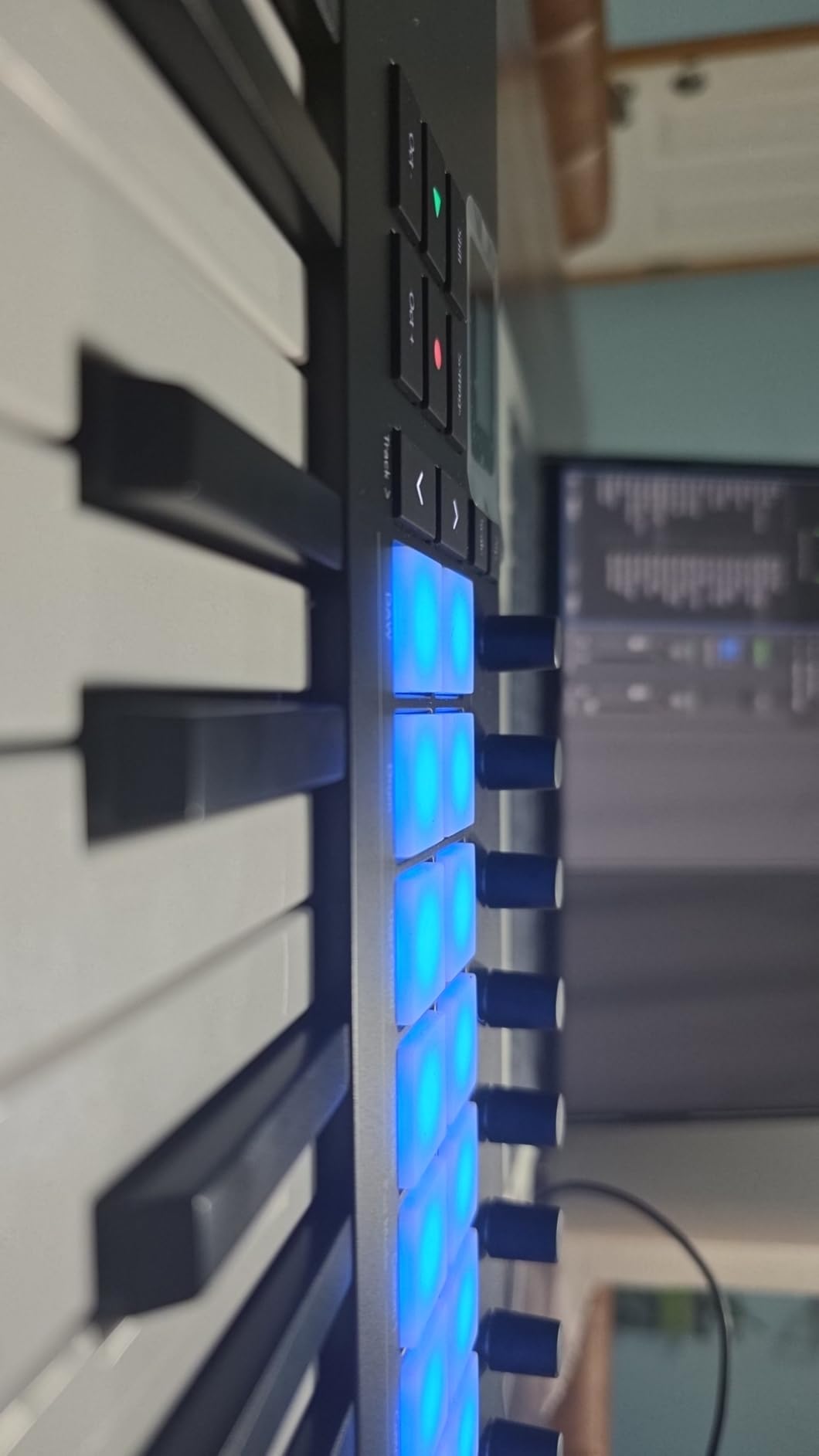 Novation Launchkey Mini 37 MK4 Portable 37 Mini-Key MIDI Keyboard Controller customer photo 1