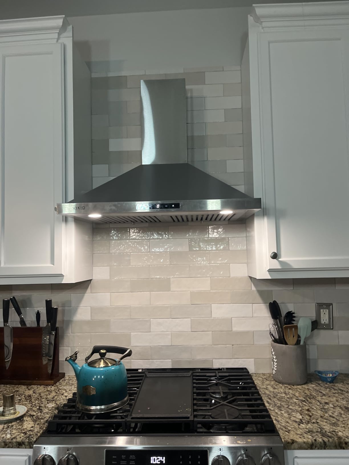 VIKIO HOME 36 Inch Wall Mount Range Hood 580CFM Low Noise Touch Control | Ducted/Ductless Convertible, Stainless Steel Kitchen Vent Hood with 3-Speed Fan and LED Lights customer photo 2