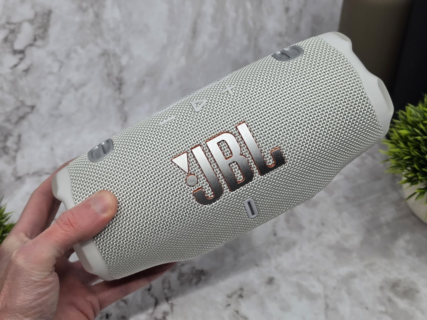 JBL Charge 6 - Portable Waterproof & Drop-Proof Bluetooth Speaker, Bold JBL Pro Sound with AI Sound Boost, 28Hrs of Playtime, Built-in powerbank & Comes with a Sturdy/Removable Carrying Strap (Black) customer photo 2