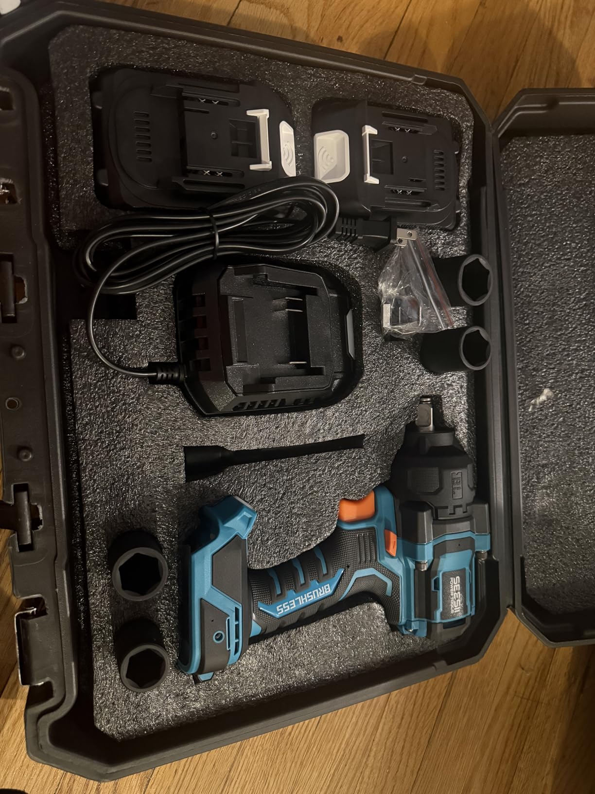 Seesii Impact Wrench 886 Ft-lbs(1200N.m), 1/2 High Torque Impact Gun with 21V 2x4.0Ah Battery, 5 Socket&Case for Home Car Tire Lug Nut Removal Tool customer photo 2