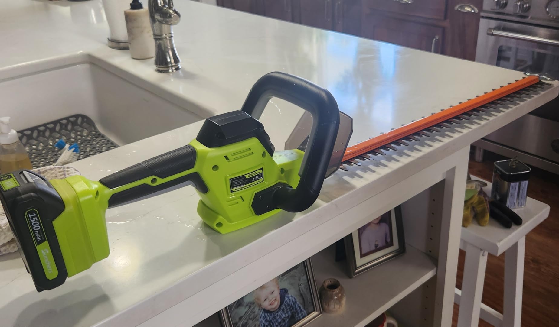 SUNCHERS 20V Max Hedge Trimmer Cordless, 22 Inch Tree Trimmer with 2 Batteries and Charger, Handheld Electric Trimmers, Grass Shrub Pruning Cutter, Lightweight & Compact Hedge Shear for Garden, Lawn customer photo 2