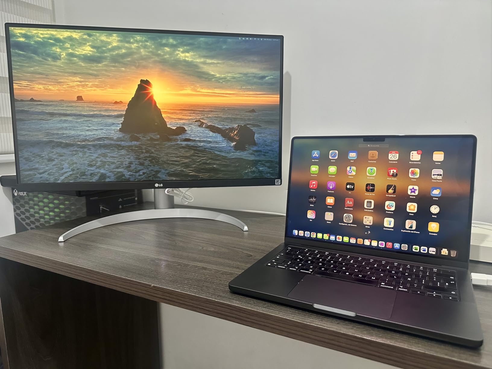 LG 27UP650K-W 27-inch Ultrafine 4K UHD (3840 x 2160) IPS Computer Monitor, 60Hz, 5ms, DisplayHDR 400, Reader Mode, Flicker Safe, HDMI, DisplayPort, Tilt/Height/Pivot Adjustable Stand, White customer photo 2