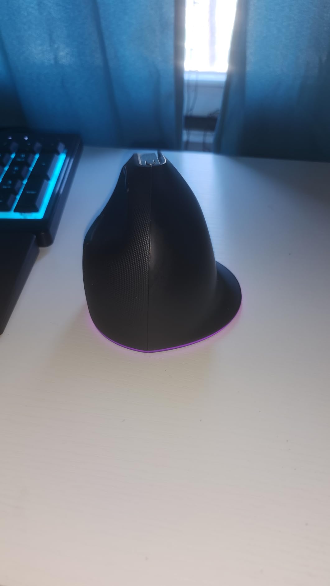 Razer Pro Click V2 Vertical Wireless Mouse, 6 Button Ergonomic Design | One Click AI Prompt, Supports Windows & Mac, Multi Device Connectivity via 2.4GHz, Bluetooth, or USB C Wired Mode, Chroma RGB customer photo 2