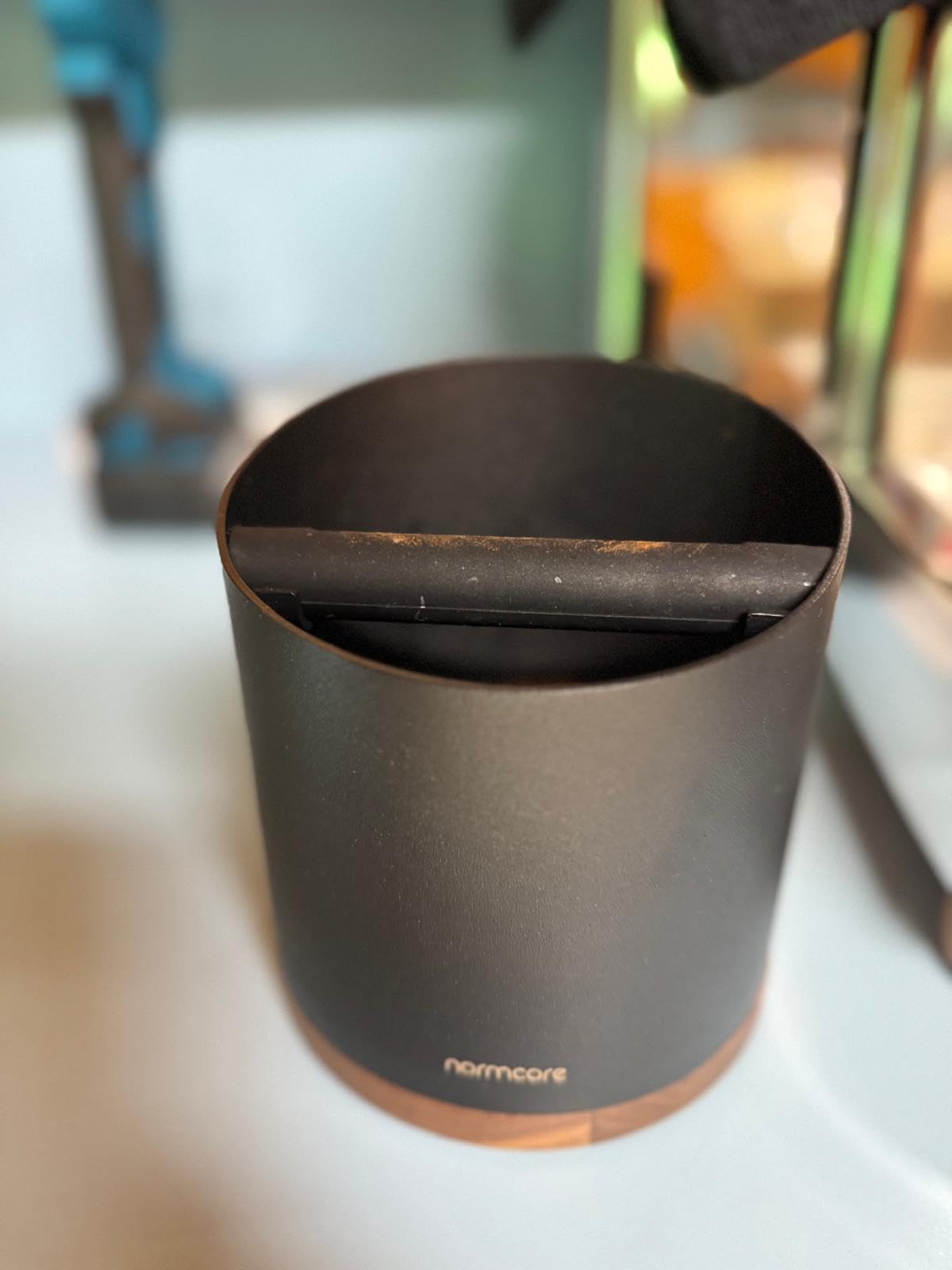Normcore Espresso Knock Box, 1L Capacity Holds 20-25 Espresso Pucks, Stainless Steel with Walnut Non-Slip Base, Knock Bin For Home Baristas, Black customer photo 2