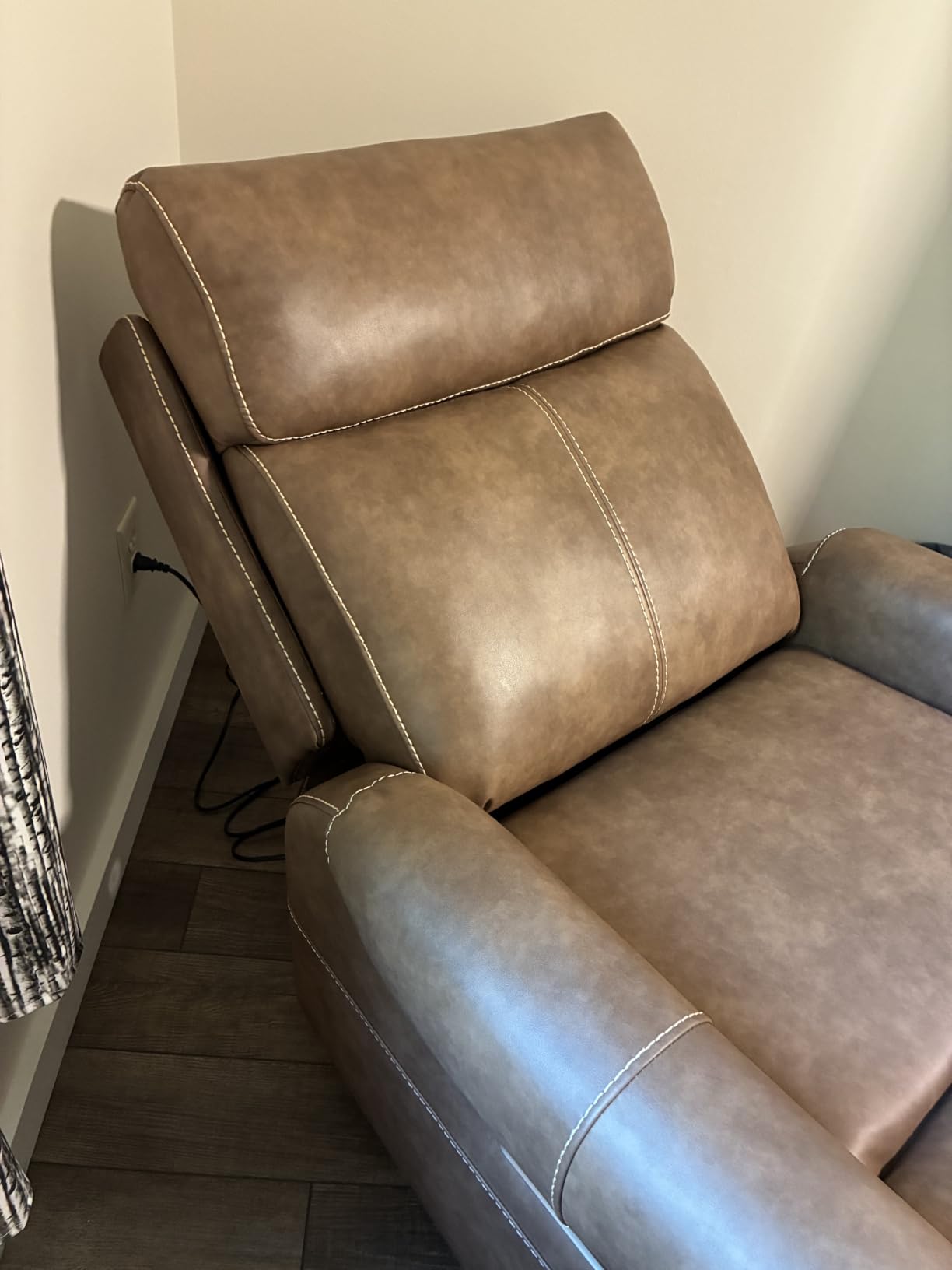 KISLOT Wall Hugger Recliner Chair, Faux Leather Power Reclining, Cream, 1PC | USB Charging Ports, Electric RV Recliner, Home Theater Seating, Living Room, Bedroom customer photo 2