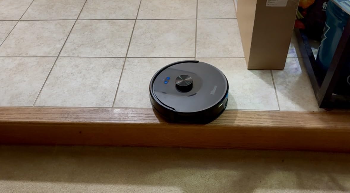 Tikom Robot Vacuum and Mop, Robotic Vacuum Cleaner with Self-Emptying Base customer photo 2