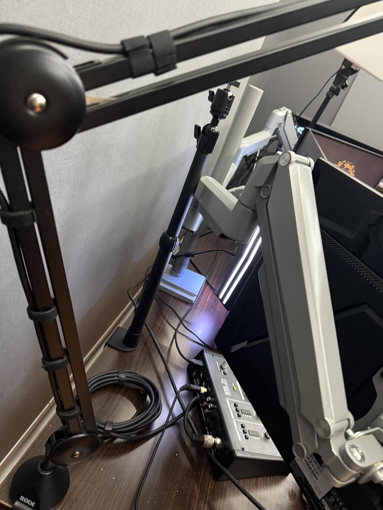 Mount-It! Triple Monitor Desk Stand, USB-A & C, Black | Gas spring arms hold up to 17.6 lbs each, fits 13-32 inch screens, VESA 75 & 100, built-in USB ports. customer photo 2