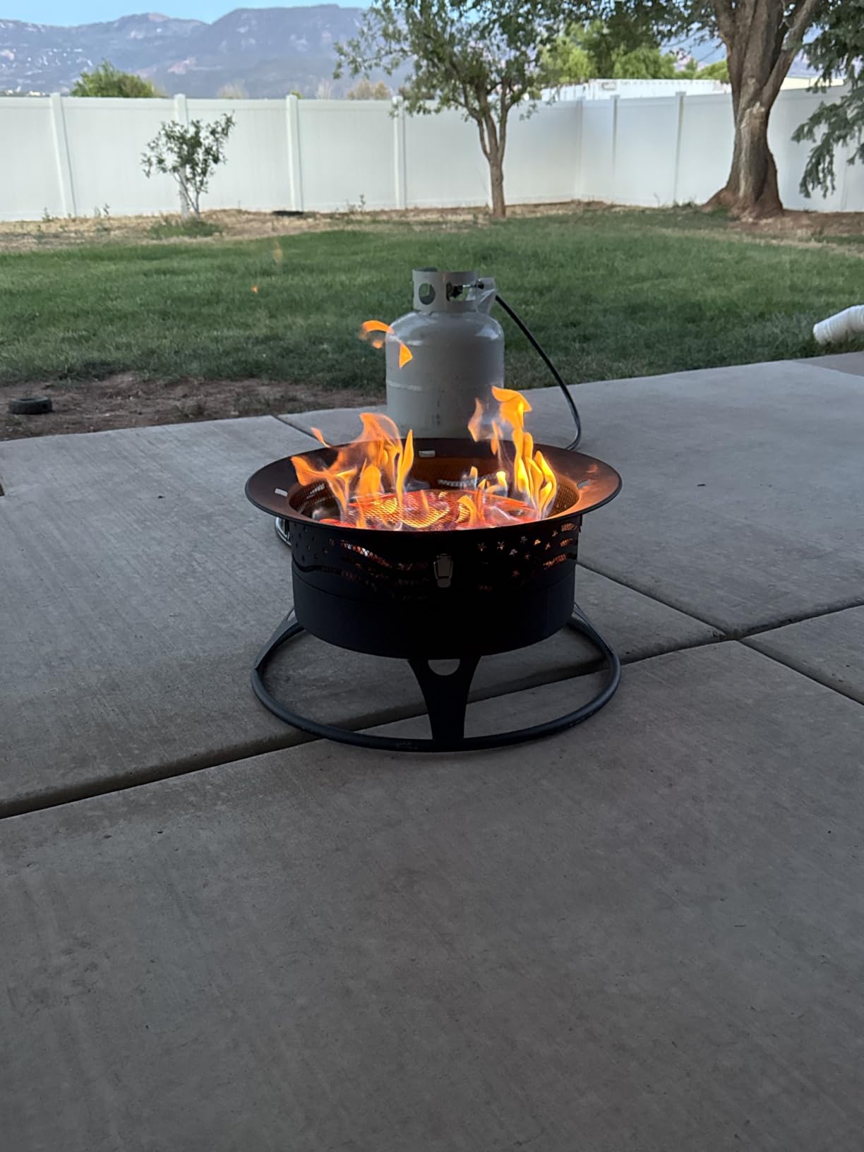 Portable Propane Fire Pit, 20 Inch Smokeless Gas Fire Pit Bowl for Outside, 60,000 BTU Outdoor Firepit with Grill Grate & Lid for Camping, Patio, Yard, Garden customer photo 1