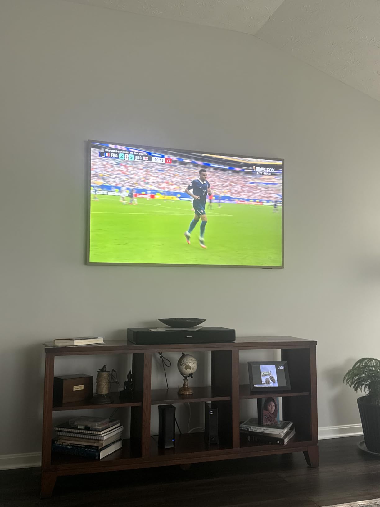 Samsung 55-Inch Class The Frame Pro LS03HW Series Samsung Vision AI Smart TV (2026 Model, 55LS03HW) Glare Free with Neo QLED, Wireless One Connect, Slim Fit Wall Mount Included, Alexa Built-in customer photo 1