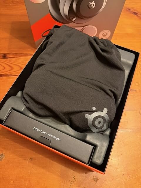 SteelSeries Arctis Nova Pro Omni - Hi-Res Wireless Gaming Headset, 96kHz/24bit, ANC, ClearCast Pro Mic, AI Noise Rejection, Mobile App, Mix 2.4GHz + BT, OmniPlay PC+PlayStation+Xbox - Midnight Blue customer photo 2