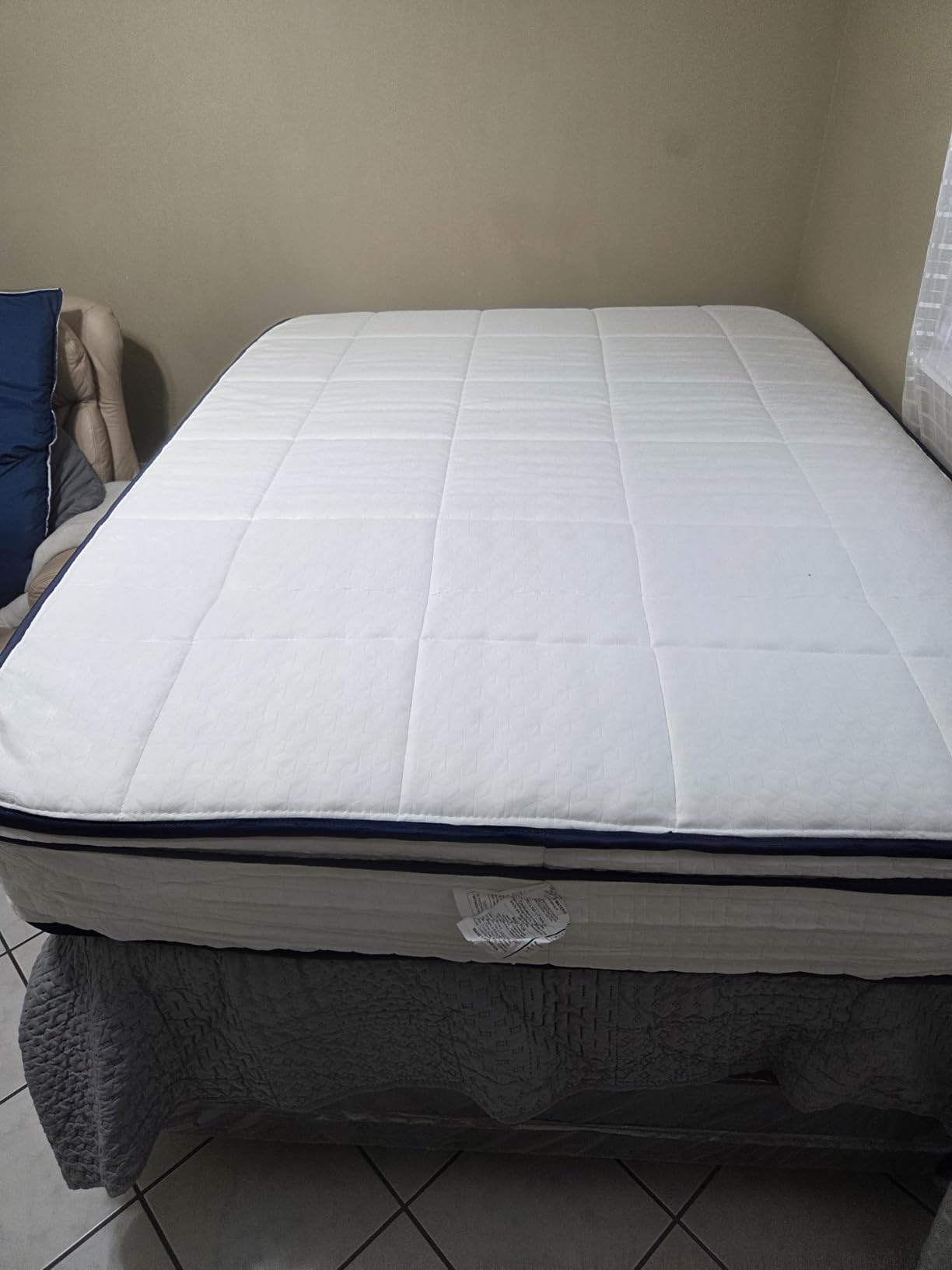 Avenco Queen Size Mattress 12 inch, Queen Hybrid Mattress in a Box | Individual Pocket Coils & Cooling Gel Memory Foam, Motion Isolation, Pressure Relief, CertiPUR-US Certified, Medium Firm customer photo 1