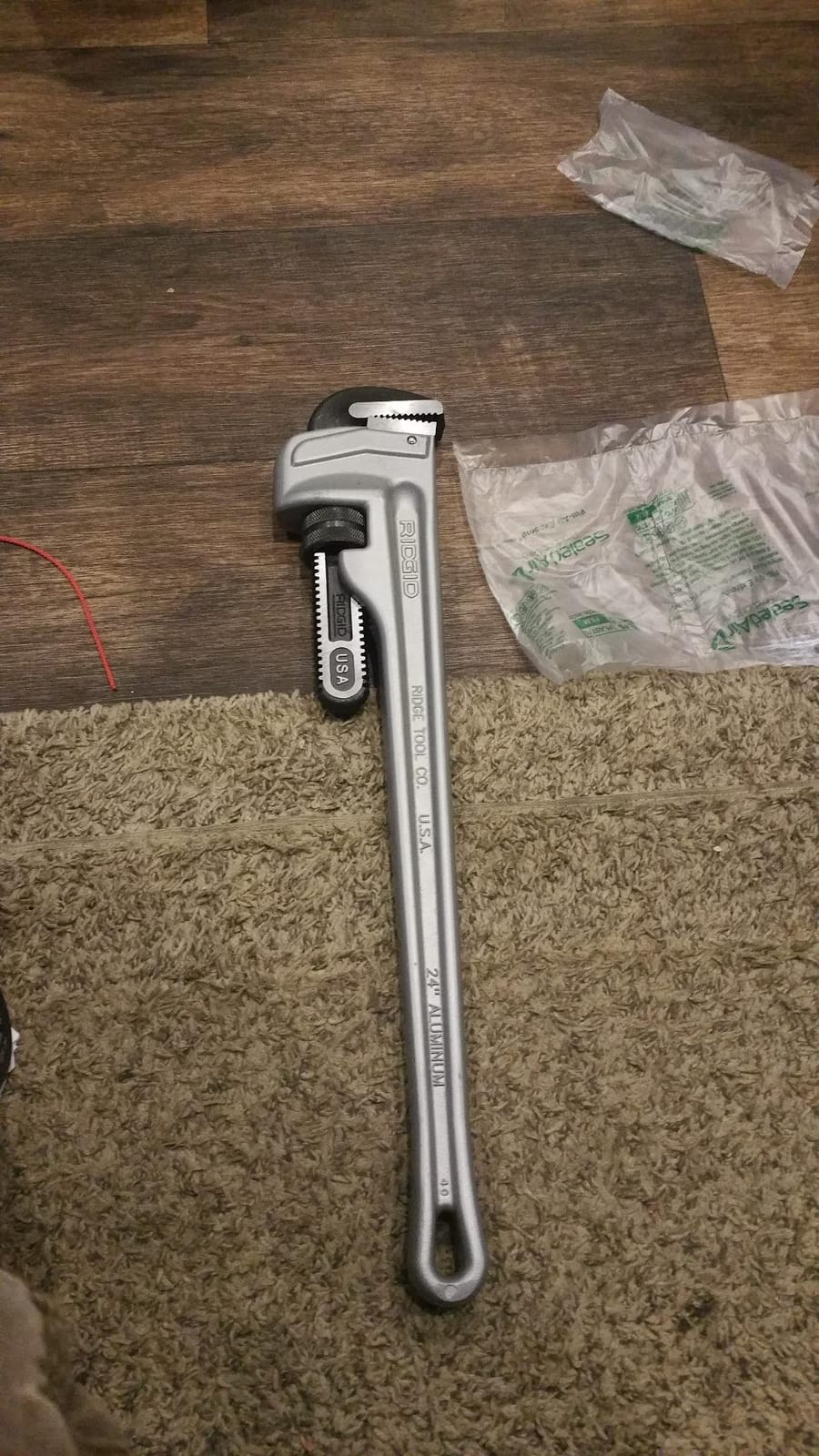 RIDGID 31105 Model 824 Aluminum Straight Pipe Wrench, 24-inch Plumbing Wrench, grey customer photo 1