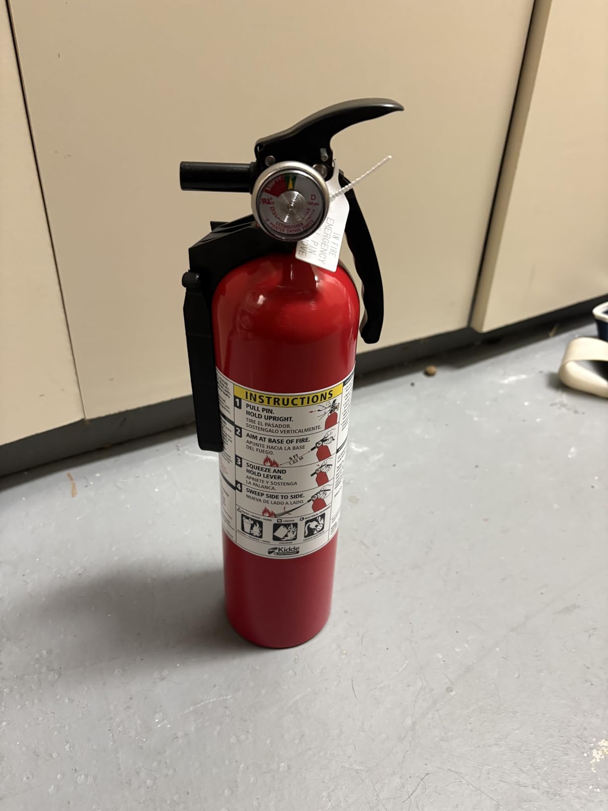 Kidde Basic 110 Fire Extinguisher for Home, 1-A:10-B:C, FA110G, 1 Pack customer photo 1