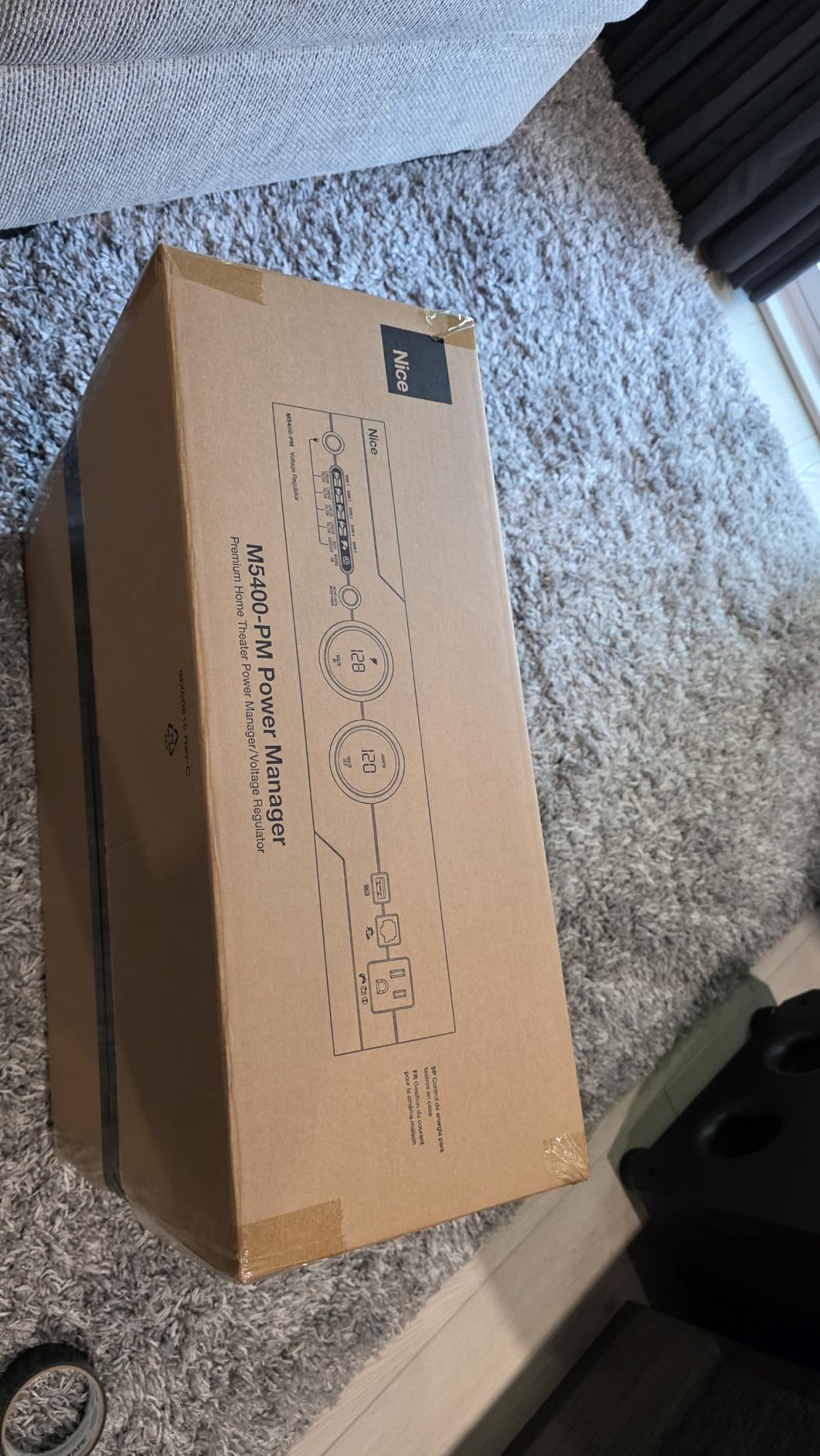 Panamax M5400-PM Power Conditioner with Voltage Regulation | 11 outlets, voltage regulation, AVM, Level 4+ filtration, 5 isolated banks, 2RU, 15A, 330V customer photo 2