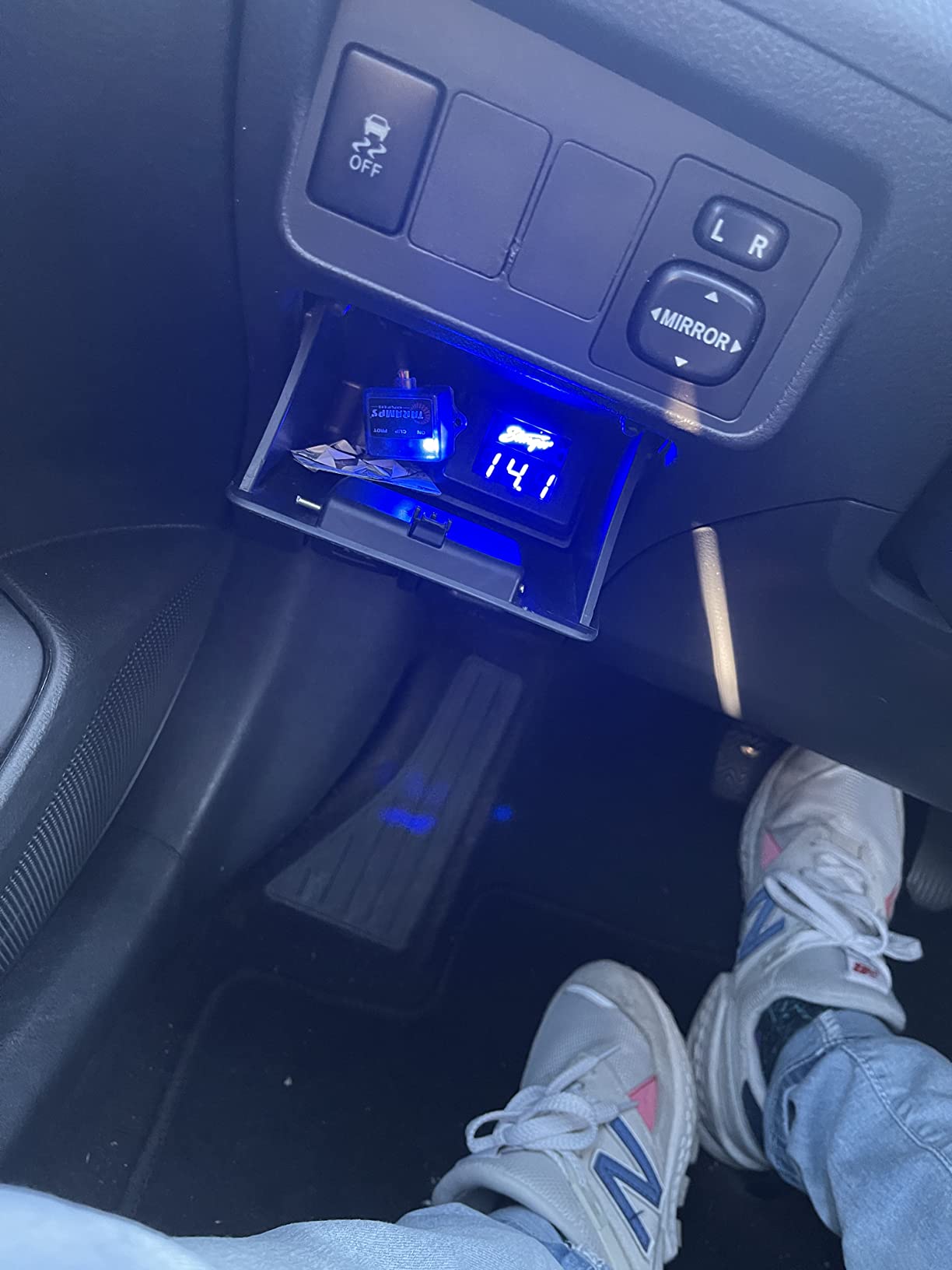 Stinger SVMB Voltage Gauge with Blue Display - Battery and Charging System Health Monitor, Compact Dash or Pillar Mount customer photo 1