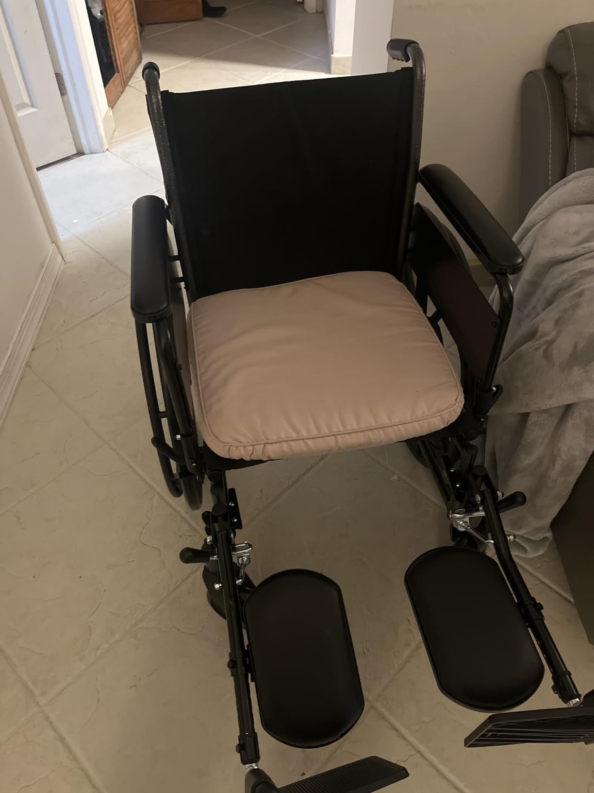 Drive Medical Cruiser III Lightweight Wheelchair, Full Arms, Black, 18