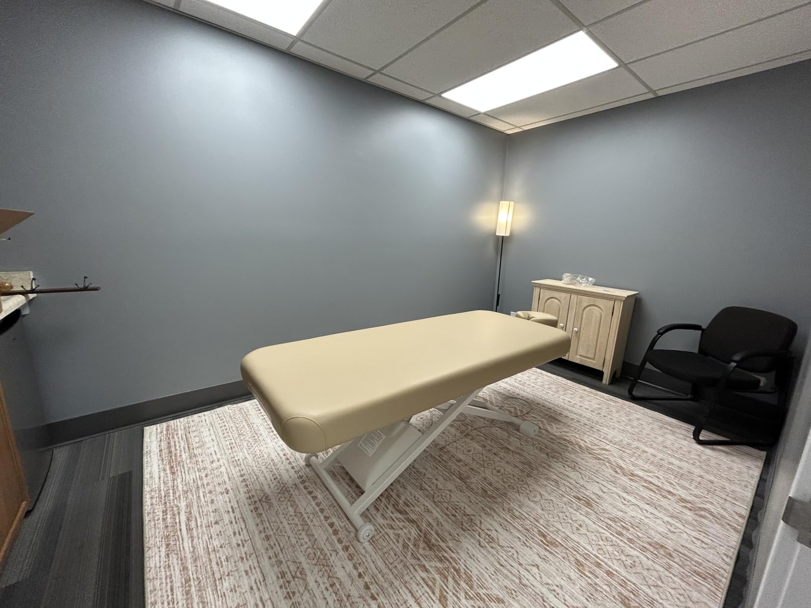 Professional Electric Massage & Spa Table, Flat Top, Beige customer photo 1