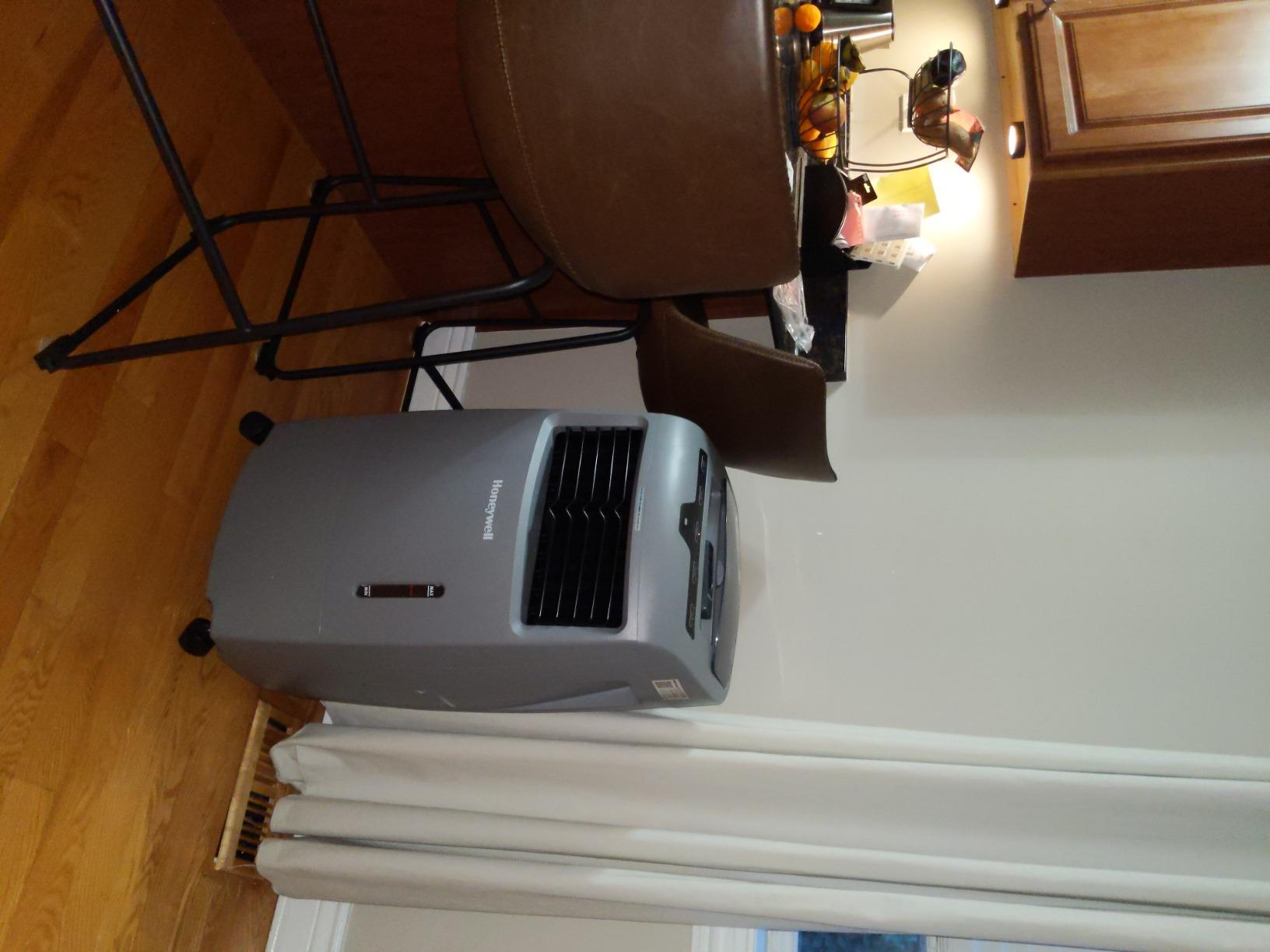 Honeywell 500 CFM Indoor or Outdoor Portable Evaporative Cooler, Fan, and Humidifier for Living Room, Patio, Garage, Deck, and Bedroom, 115V, Swamp Cooler for Rooms up to 300 Sq. Ft. with Remote, Gray customer photo 1