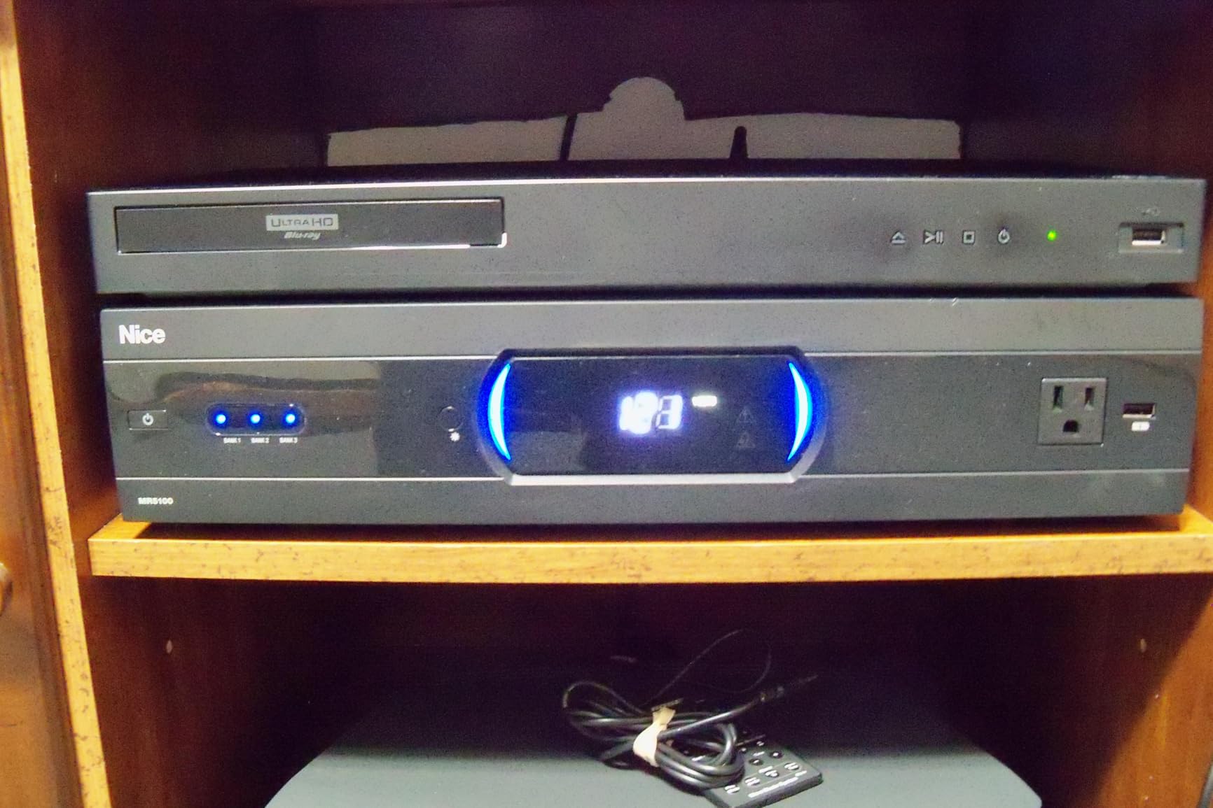Panamax MR5100 11-Outlet Home Theater Power Management with Surge Protection and Power Conditioning customer photo 2