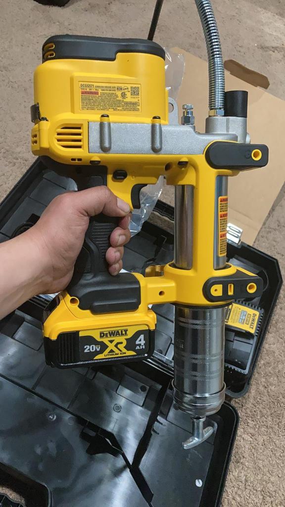 DEWALT Grease Gun Kit 20V MAX with 4.0Ah Battery and Charger, Cordless Grease Gun, LED Light, 42” Hose, 10,000 PSI, Variable Speed Triggers (DCGG571M1) customer photo 1