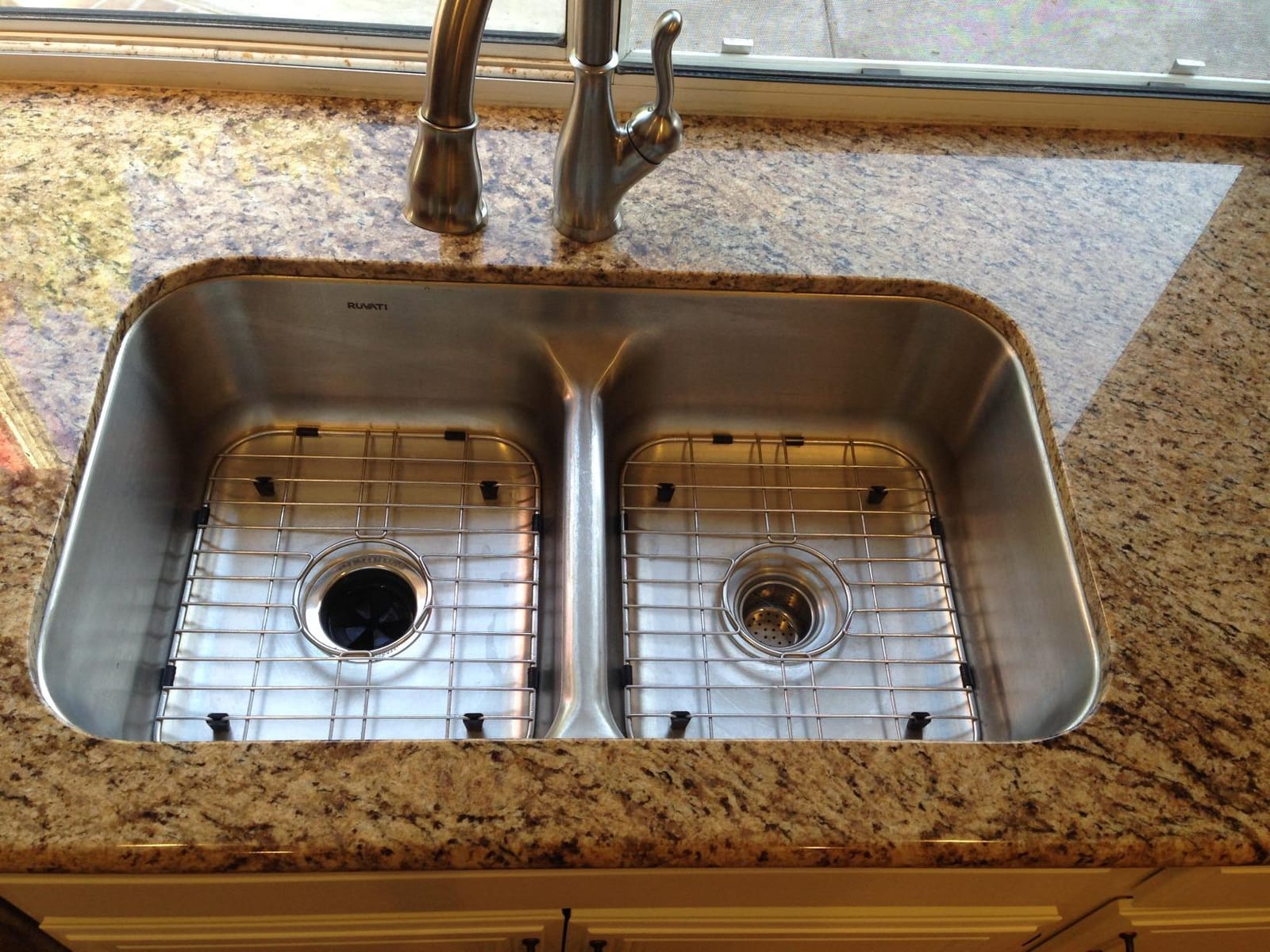 Ruvati 32-in 50/50 Undermount Double Bowl Kitchen Sink - RVM4350 customer photo 2