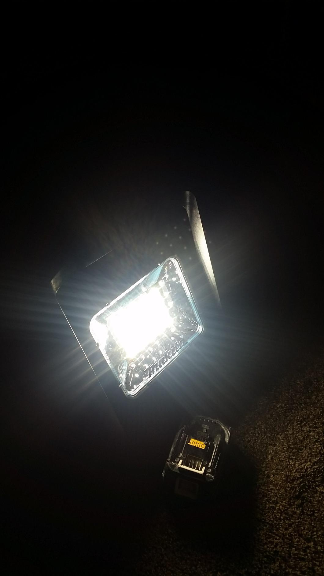 Makita DML805 18V LXT Lithium-Ion Cordless/Corded 20 L.E.D. Flood Light, Only customer photo 2