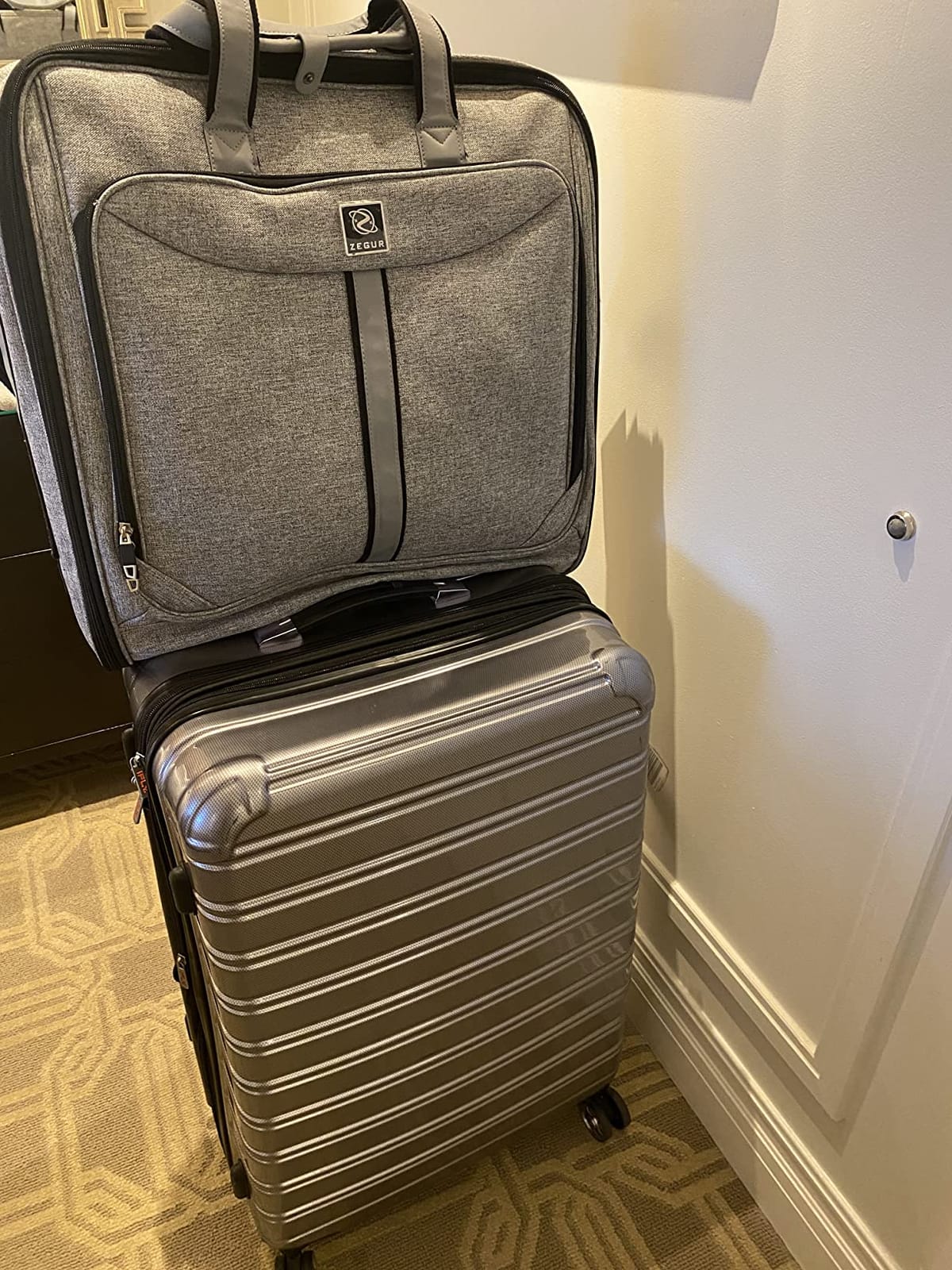 ZEGUR Premium travel garment bag. Carry-on for Men & Women. Hangs 4 Items customer photo 1