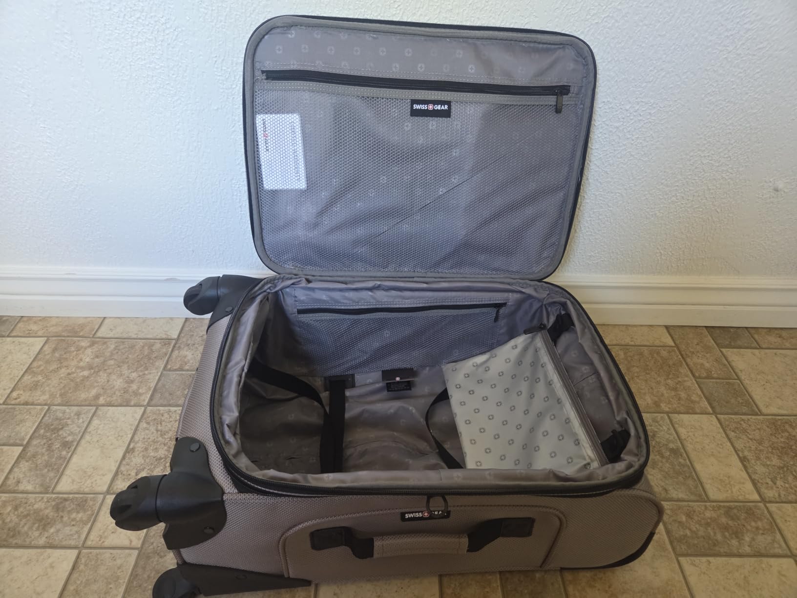 SwissGear Sion Carry-On Spinner Luggage, Softside Expandable, Lightweight Suitcase, Dark Grey, 22.75-Inch customer photo 1