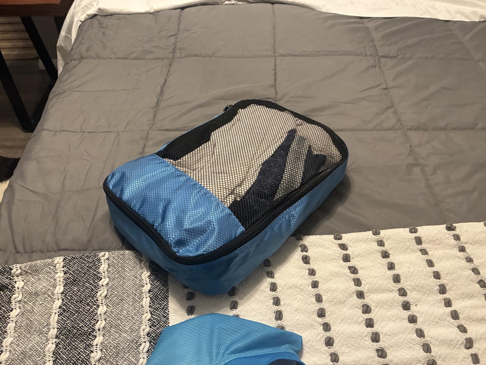 Amazon Essentials 4-Piece Packing Cubes Travel Accessories Set, Space-Saving Luggage Organizer with Double Zipper, Mesh Top Panel, Medium, Gray (Previously Amazon Basics) customer photo 2