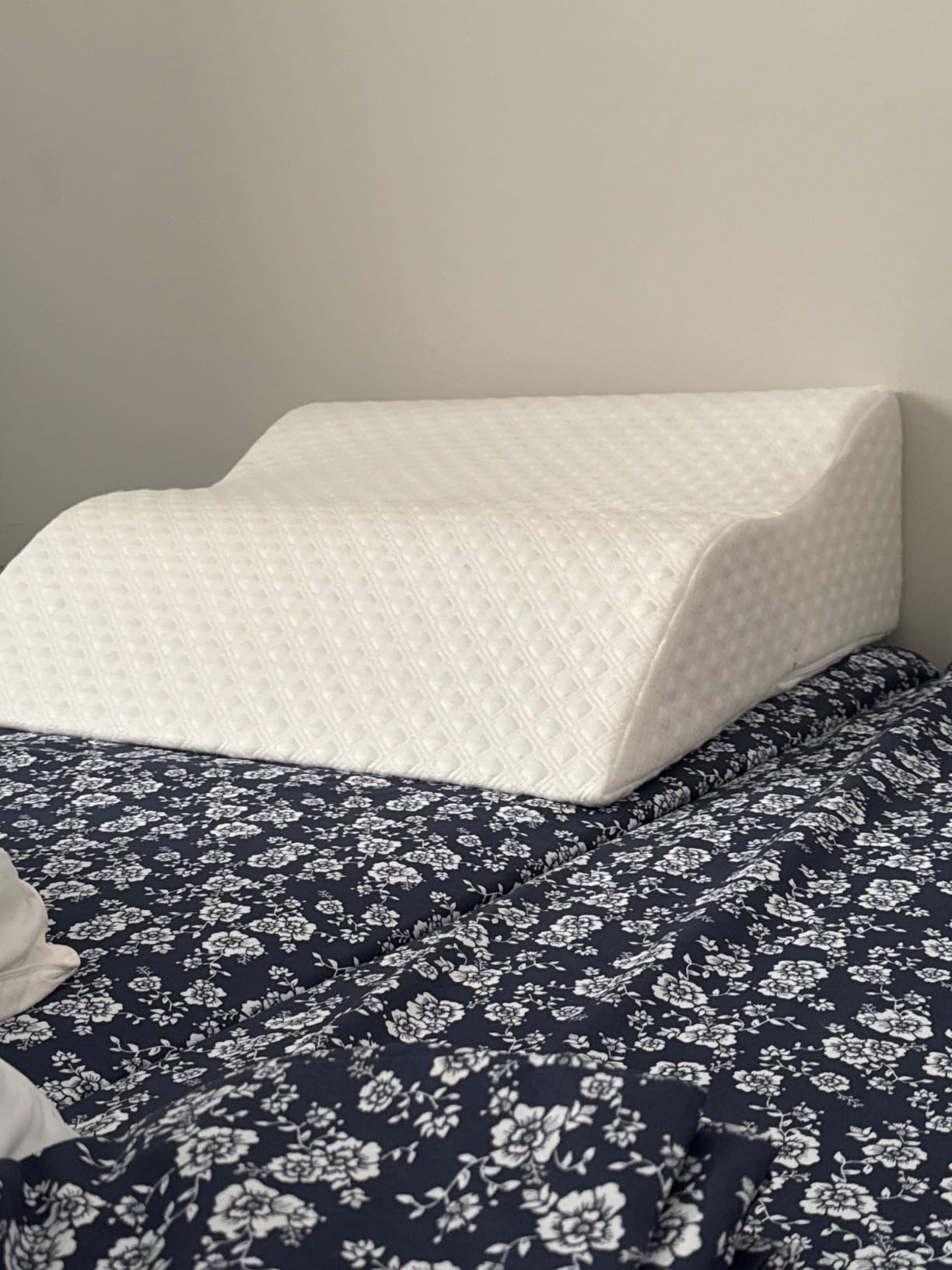 Aeris Wedge Pillow for Sleeping, Acid Reflux, and Snoring - Memory Foam Bed Wedge, 19-Degree Incline - Post-Surgery Recovery, Reading, Leg Elevation - Machine-Washable Cover customer photo 1