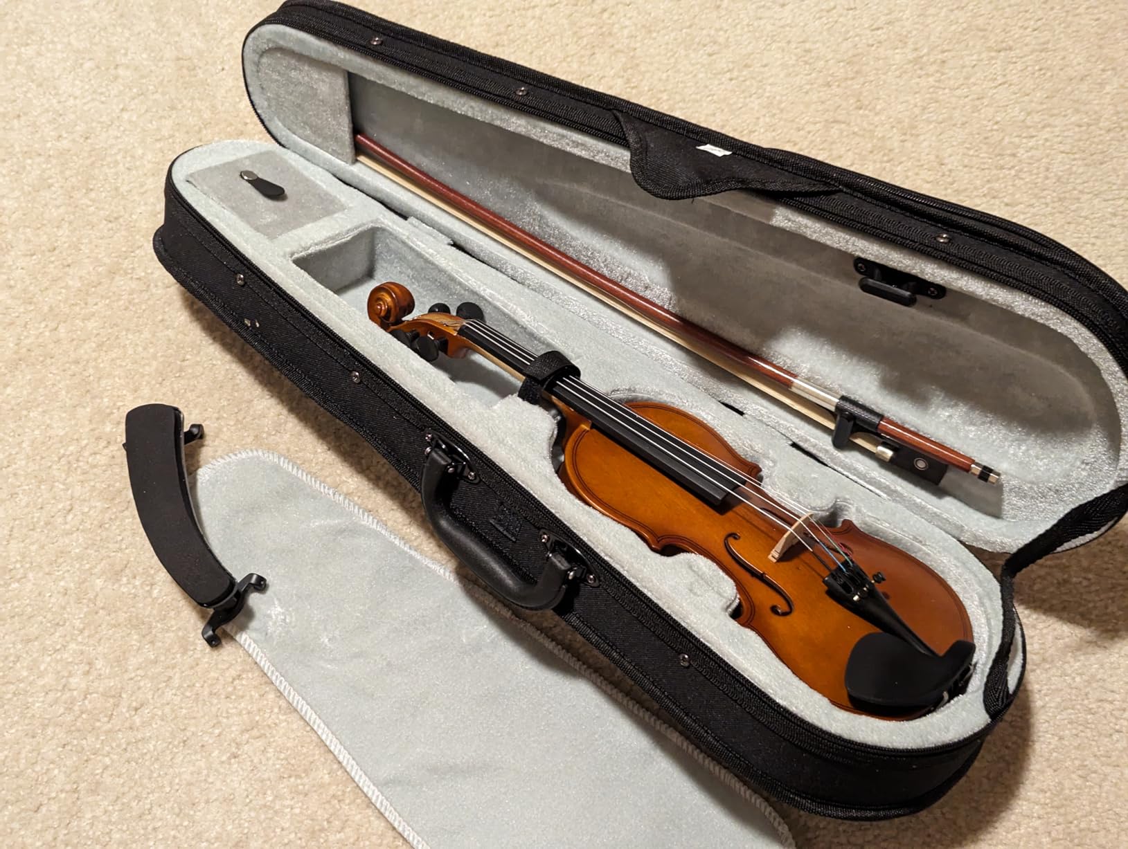 Paititi 4/4 Full Size Artist-100 Student Violin Starter Kit with Brazilwood Bow Lightweight Case, Shoulder Rest, Extra Strings and Rosin customer photo 1