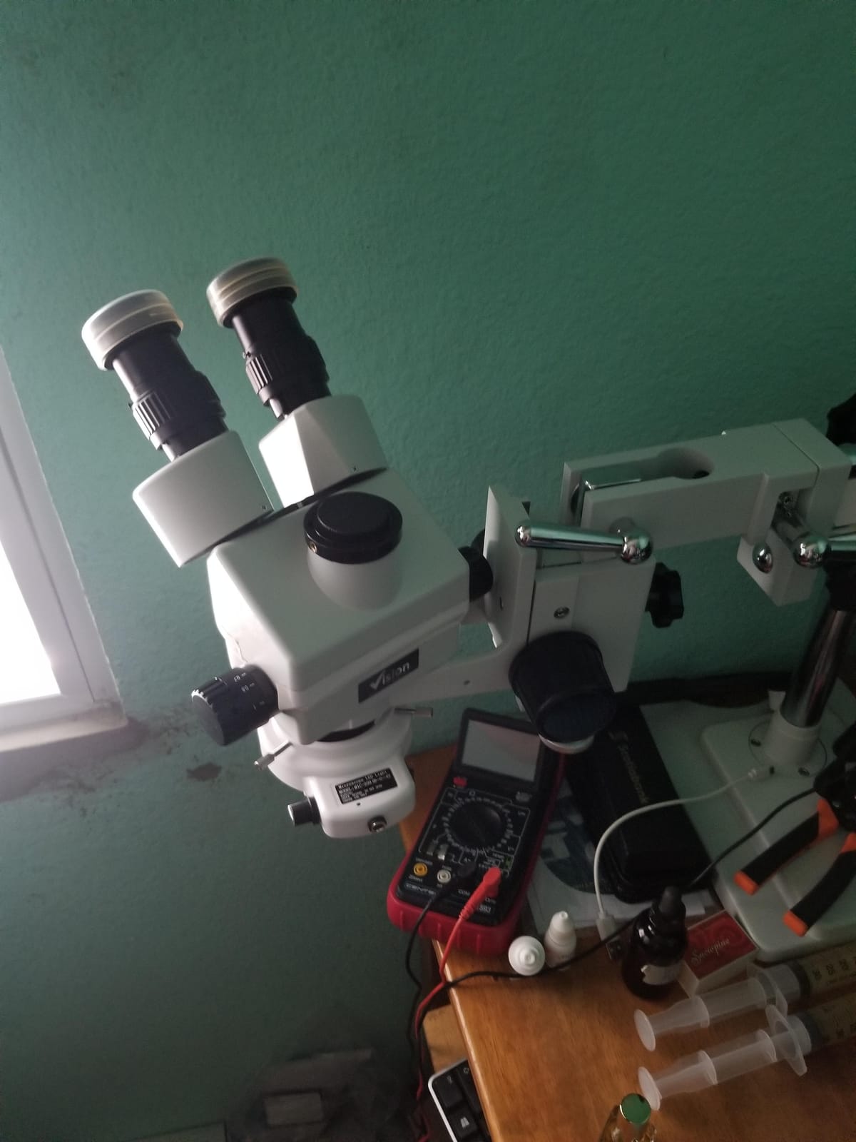 Trinocular Stereo Zoom Microscope 3.5X-90X, Dbl-Arm Boom | VS-5FZ-IFR07 — simul-focal head with a bright 144-LED ring light; 0.7-4.5X zoom range, heavy-duty reach and stability customer photo 1